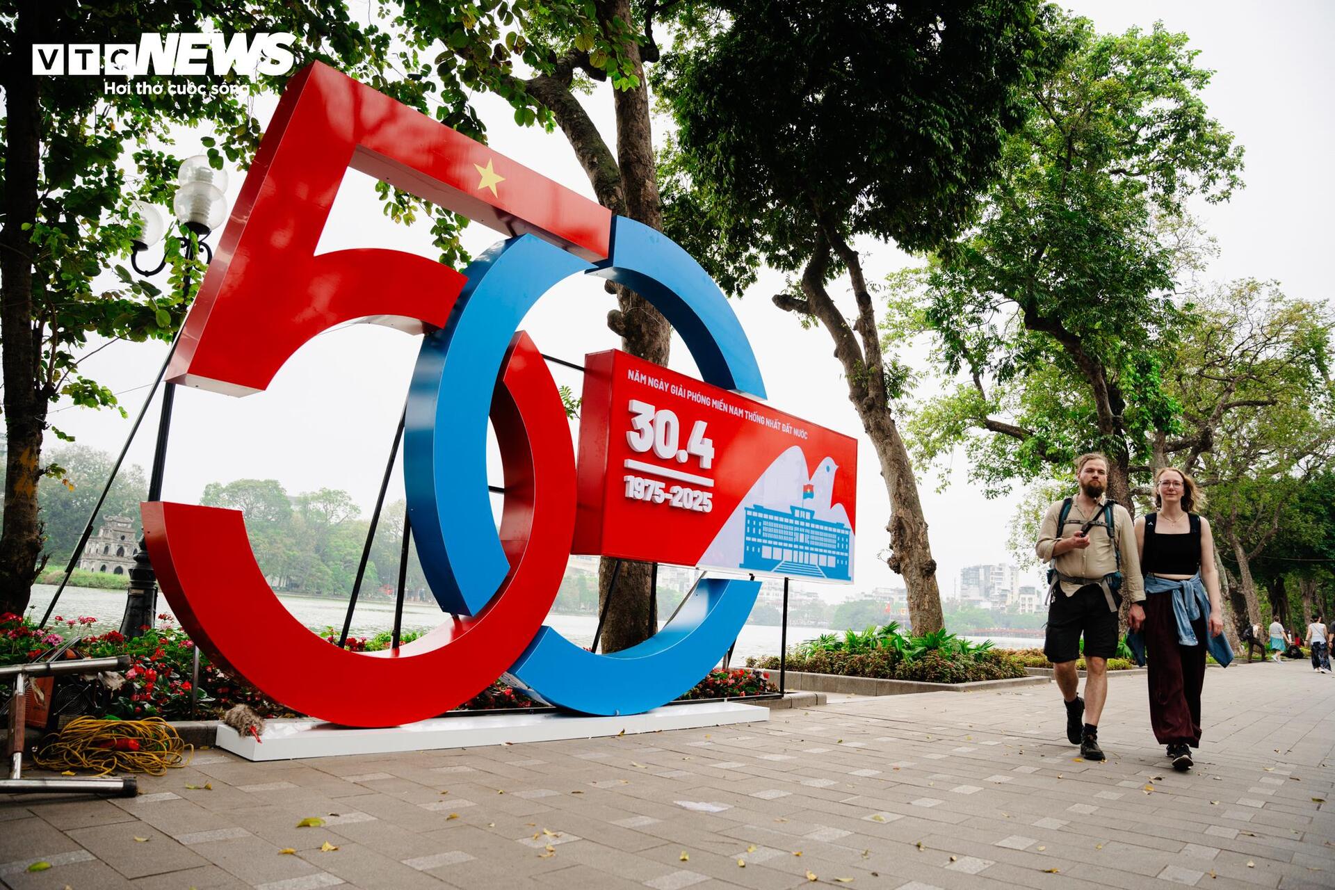 Cờ Tổ quốc nhuộm thắm từng góc phố, toà nhà những ngày tháng Tư lịch sử- Ảnh 16.