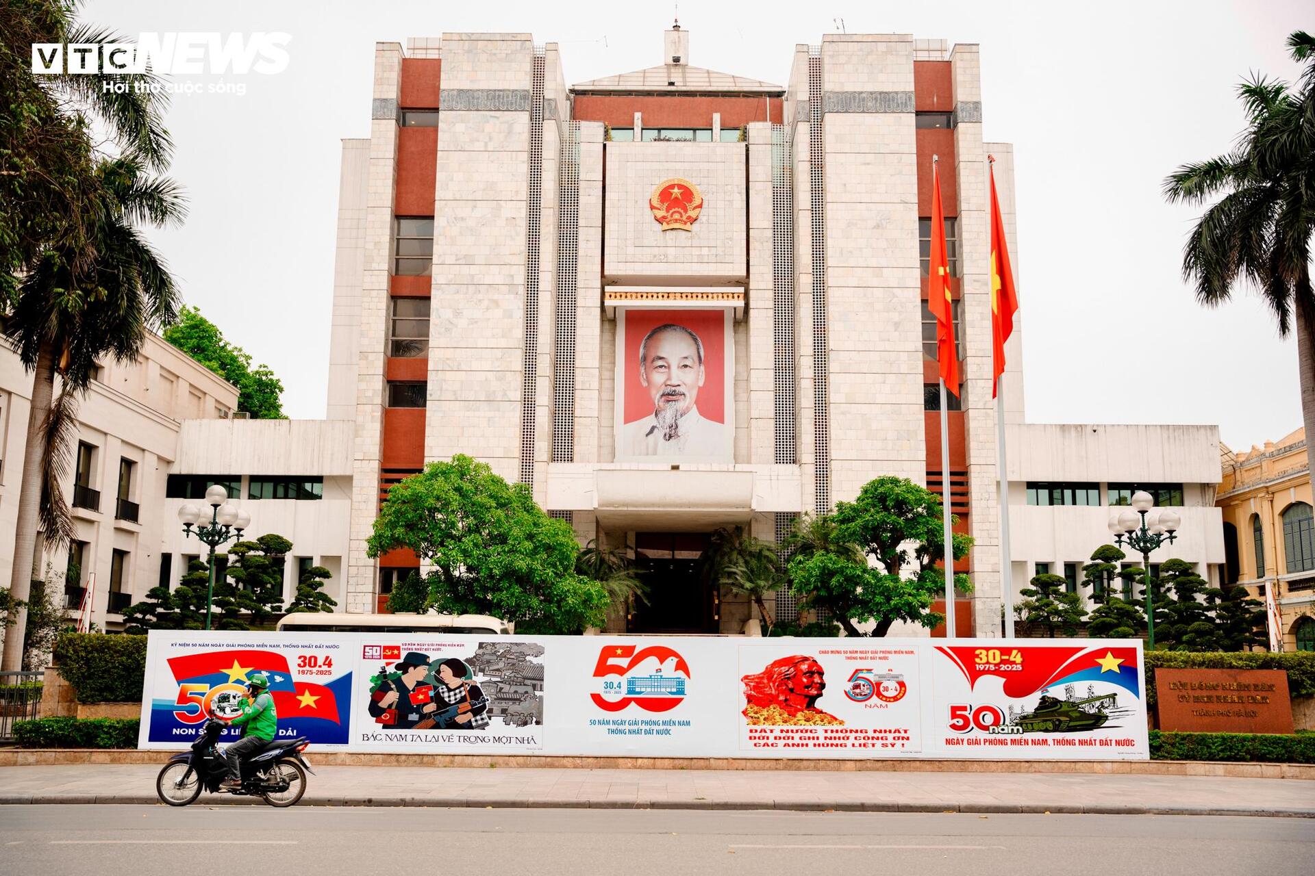 Cờ Tổ quốc nhuộm thắm từng góc phố, toà nhà những ngày tháng Tư lịch sử- Ảnh 12.
