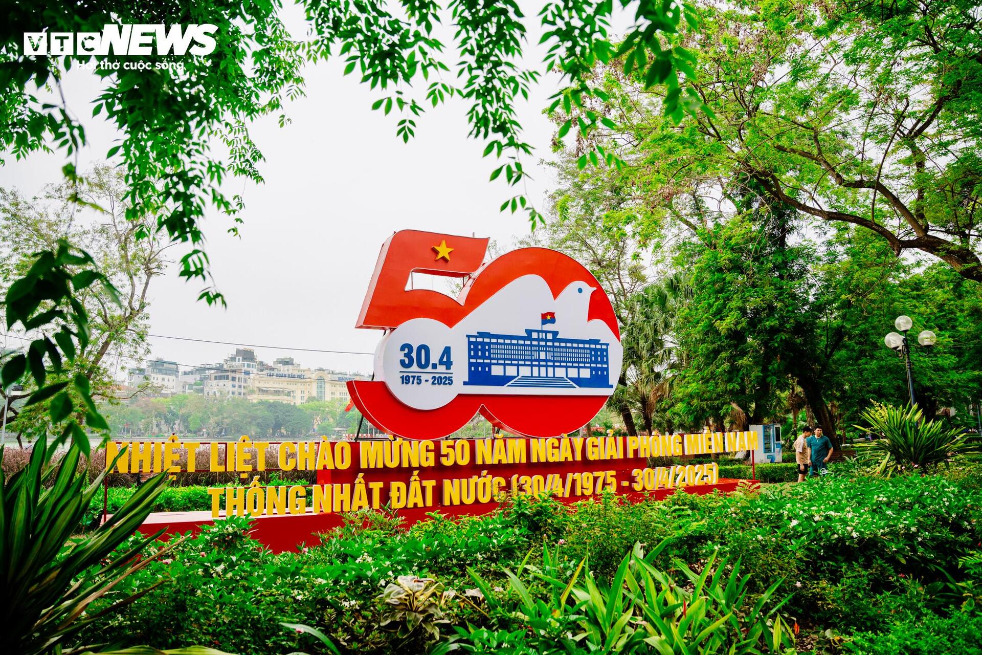 Cờ Tổ quốc nhuộm thắm từng góc phố, toà nhà những ngày tháng Tư lịch sử- Ảnh 13.