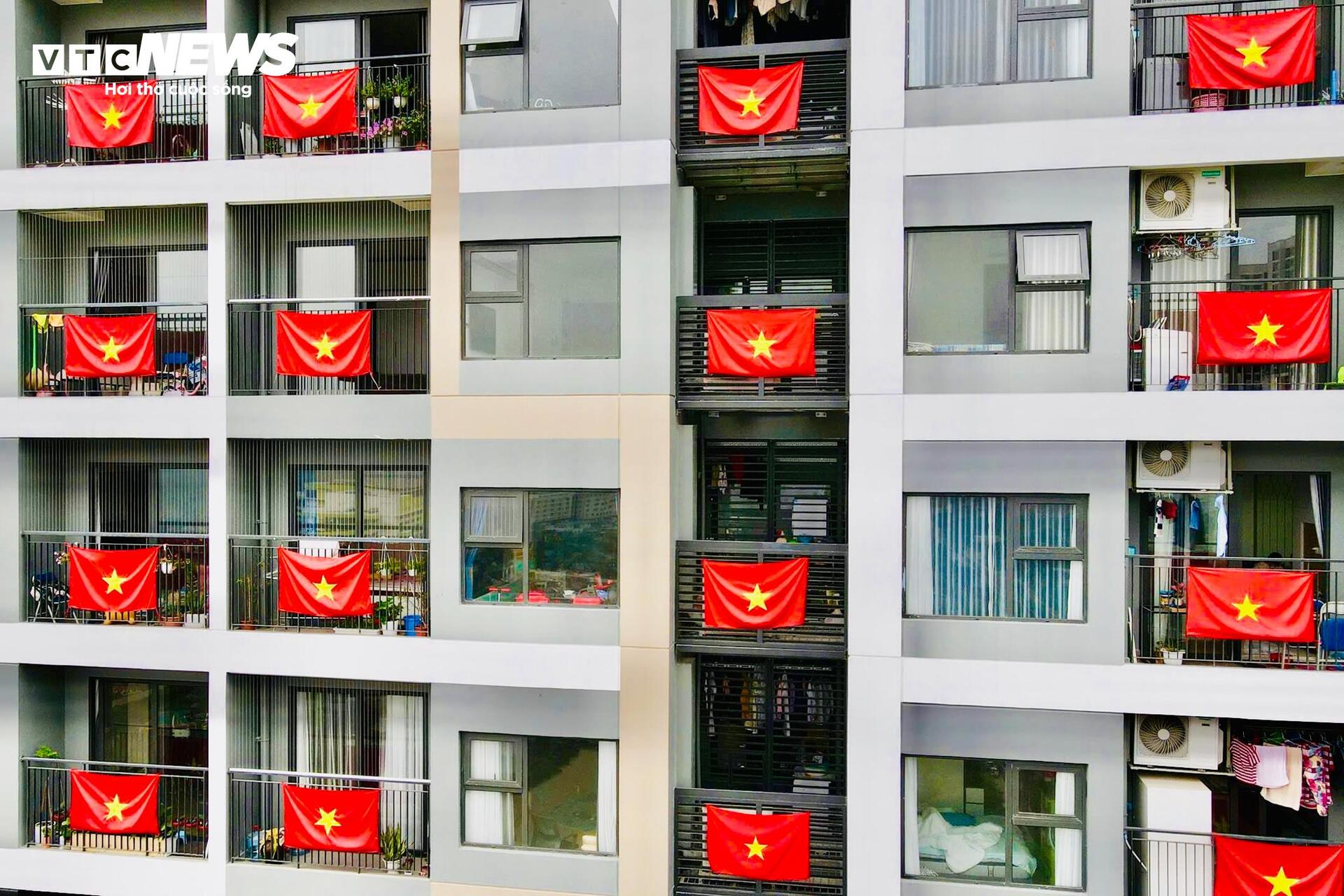 Cờ Tổ quốc nhuộm thắm từng góc phố, toà nhà những ngày tháng Tư lịch sử- Ảnh 8.