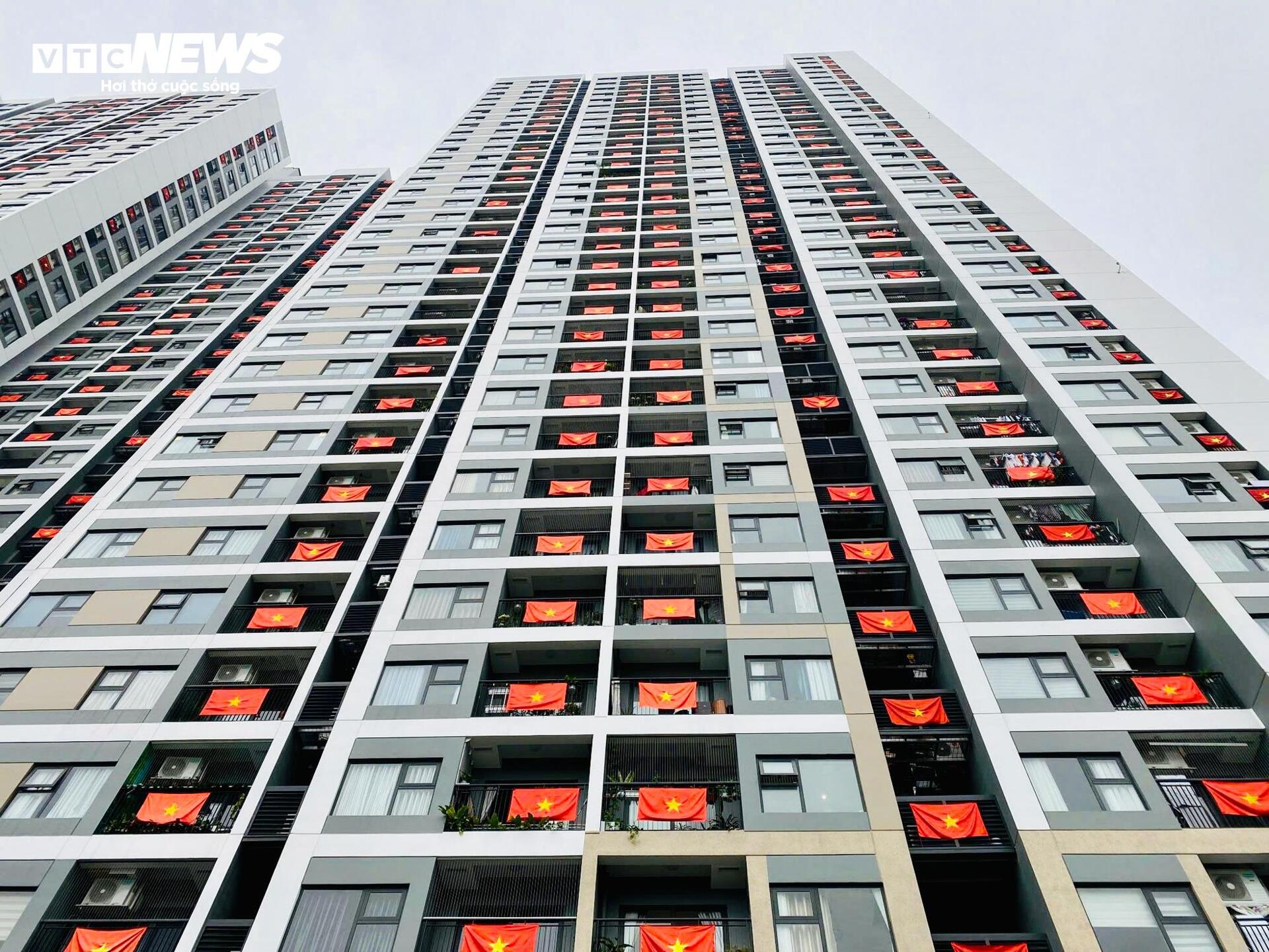 Cờ Tổ quốc nhuộm thắm từng góc phố, toà nhà những ngày tháng Tư lịch sử- Ảnh 7.