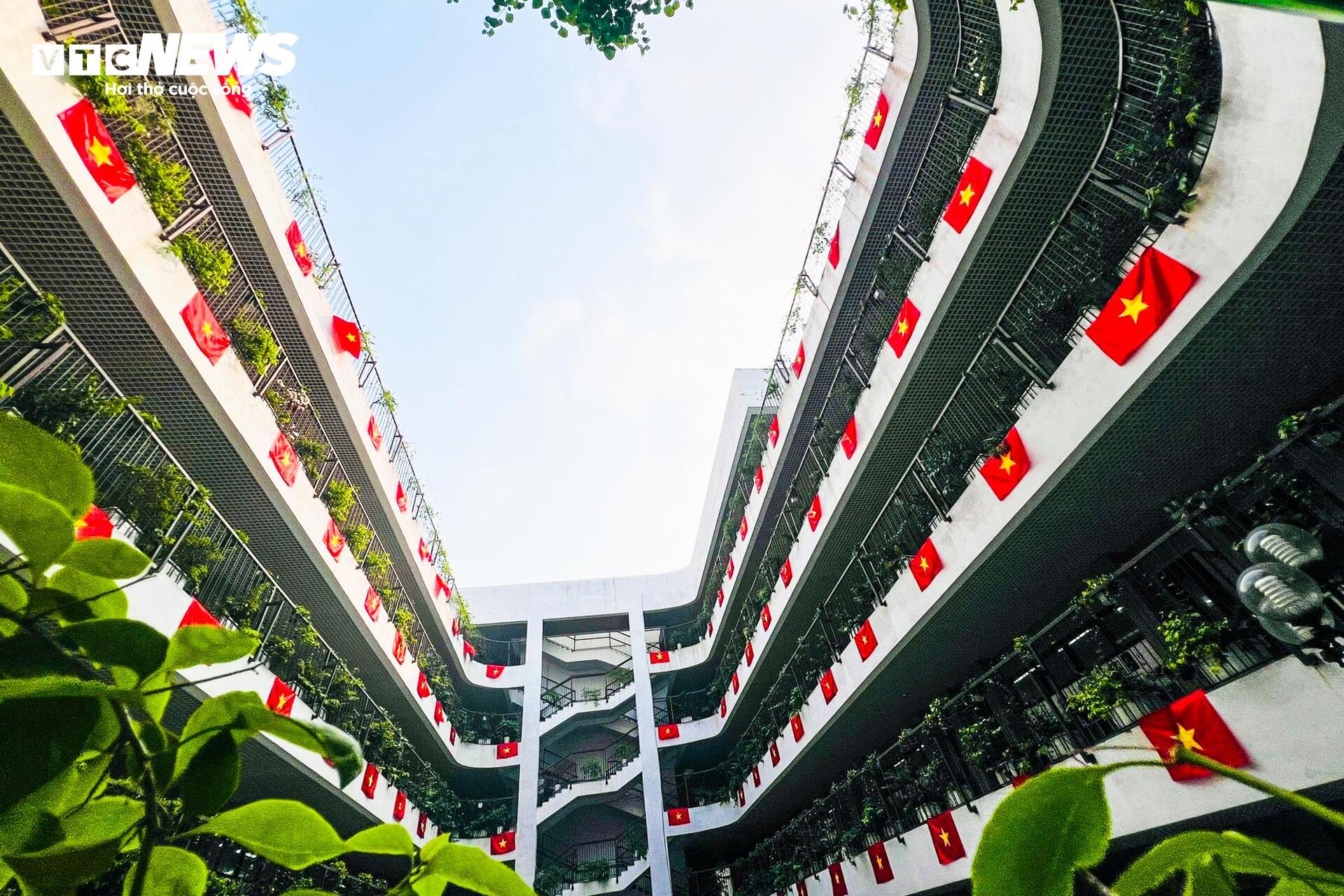 Cờ Tổ quốc nhuộm thắm từng góc phố, toà nhà những ngày tháng Tư lịch sử- Ảnh 4.