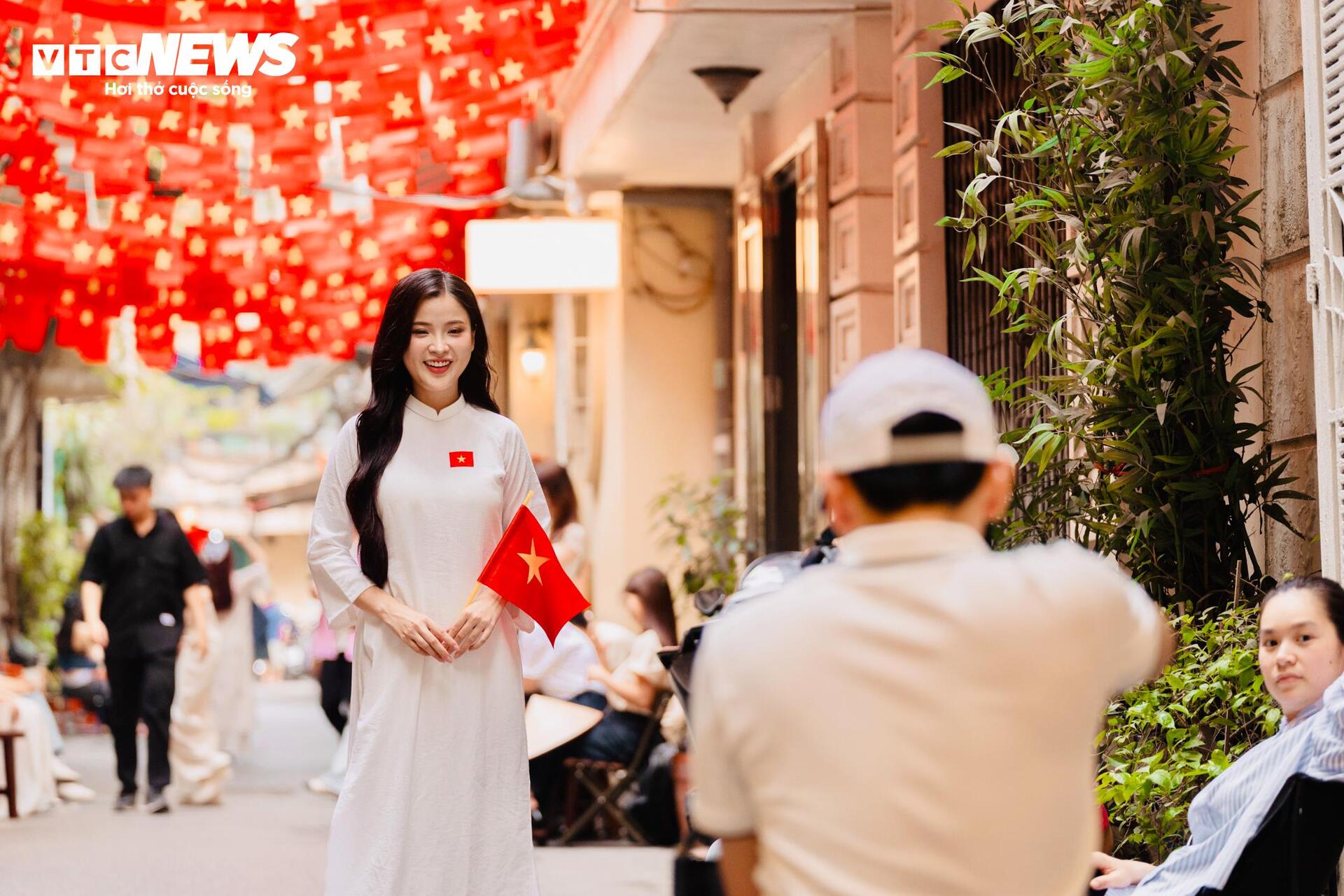 Cờ Tổ quốc nhuộm thắm từng góc phố, toà nhà những ngày tháng Tư lịch sử- Ảnh 19.