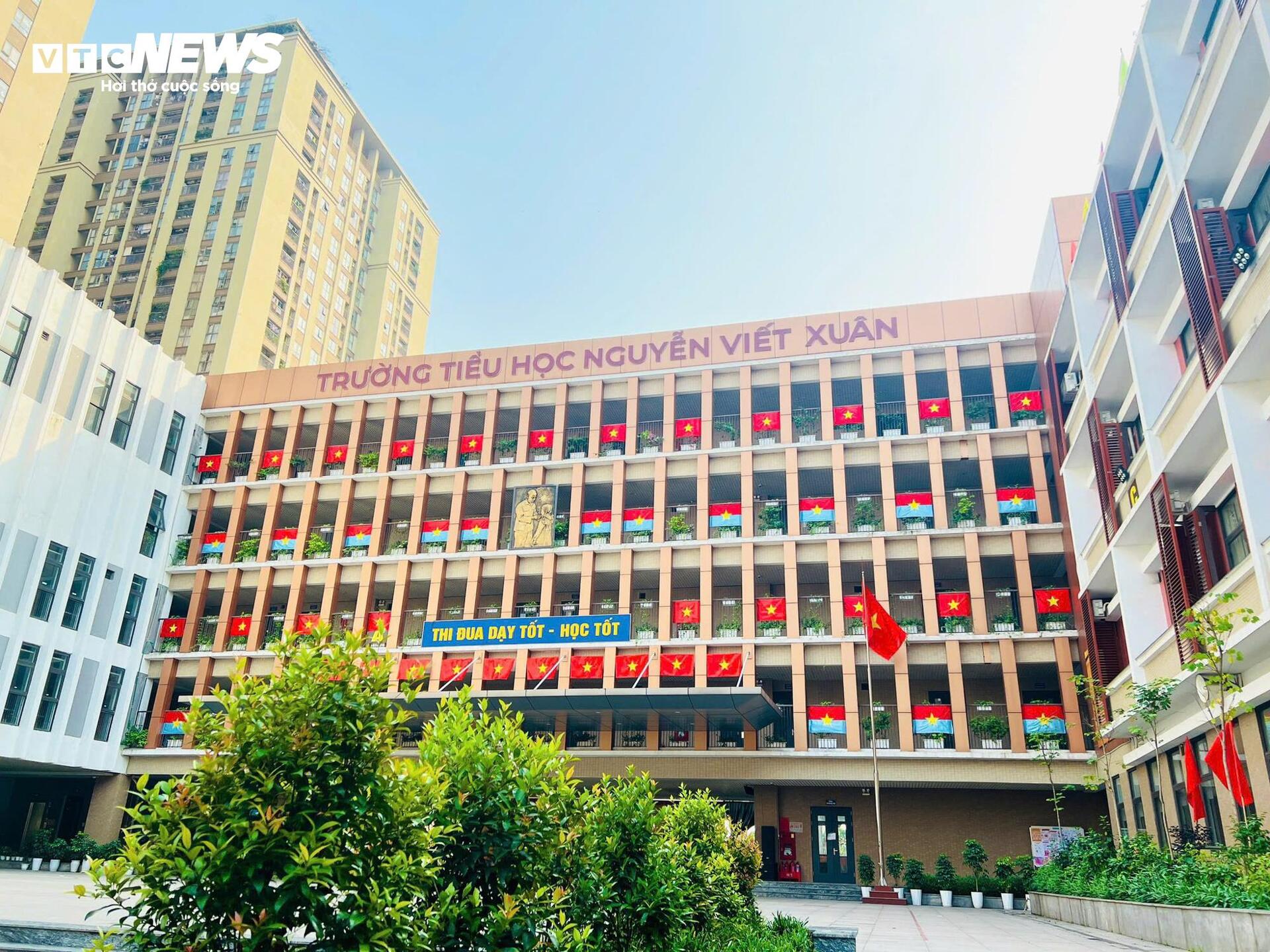 Cờ Tổ quốc nhuộm thắm từng góc phố, toà nhà những ngày tháng Tư lịch sử- Ảnh 5.