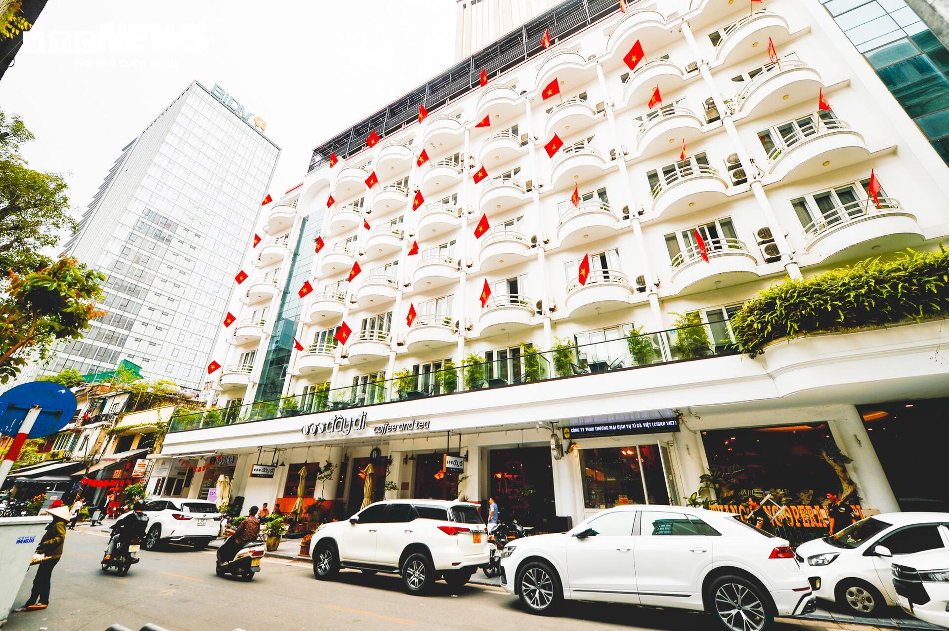 Cờ Tổ quốc nhuộm thắm từng góc phố, toà nhà những ngày tháng Tư lịch sử- Ảnh 1.