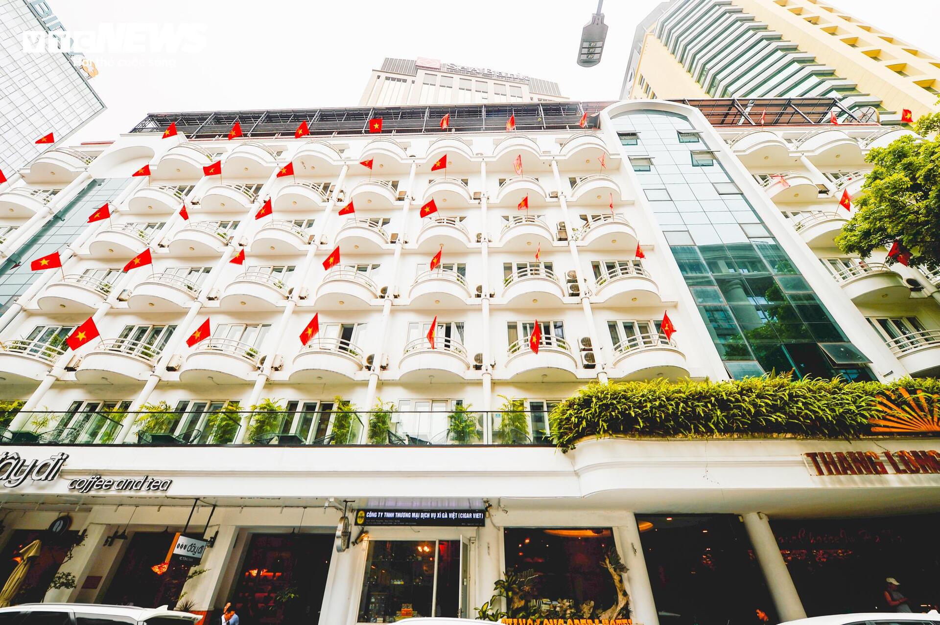 Cờ Tổ quốc nhuộm thắm từng góc phố, toà nhà những ngày tháng Tư lịch sử- Ảnh 2.