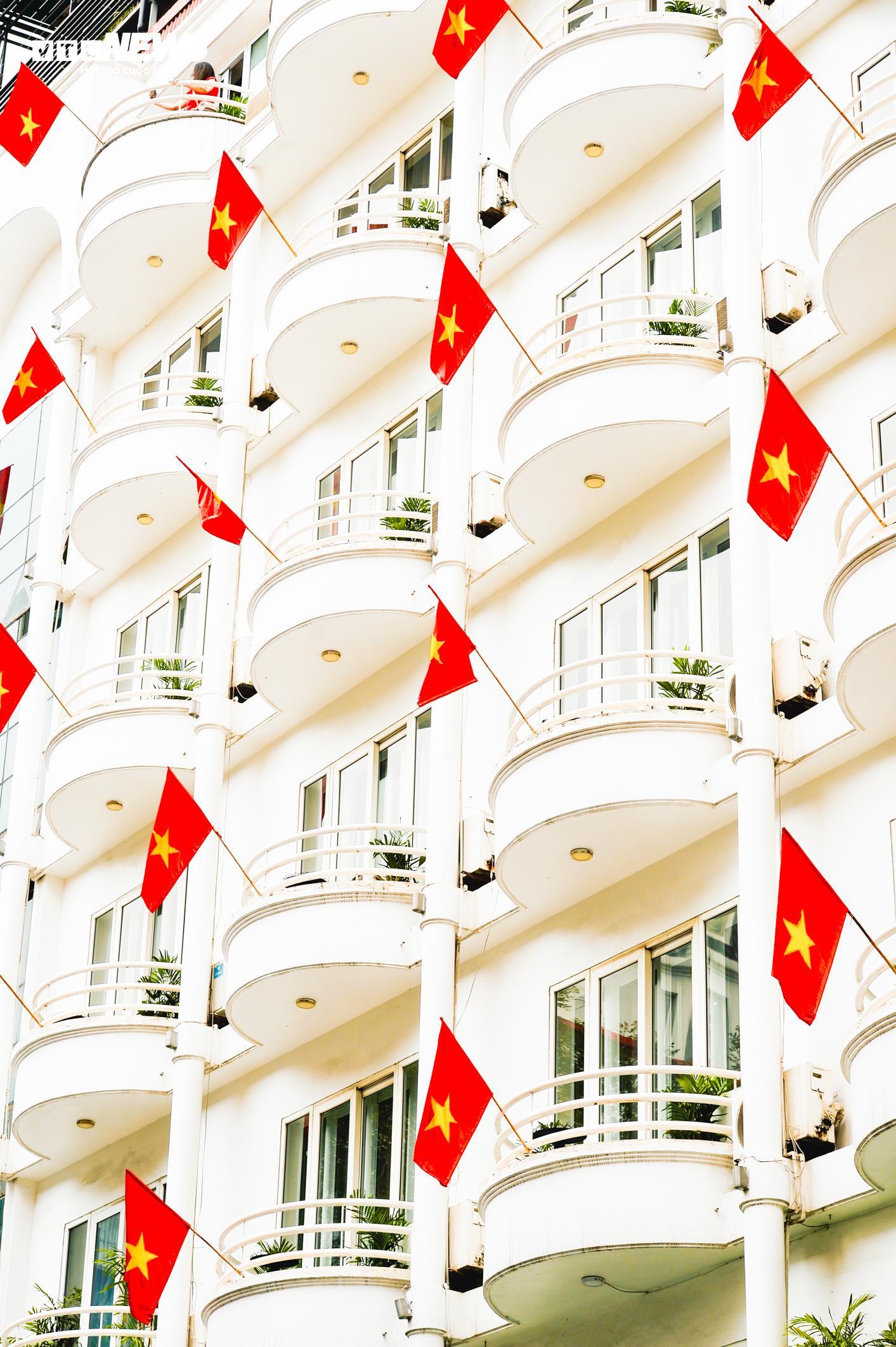 Cờ Tổ quốc nhuộm thắm từng góc phố, toà nhà những ngày tháng Tư lịch sử- Ảnh 3.