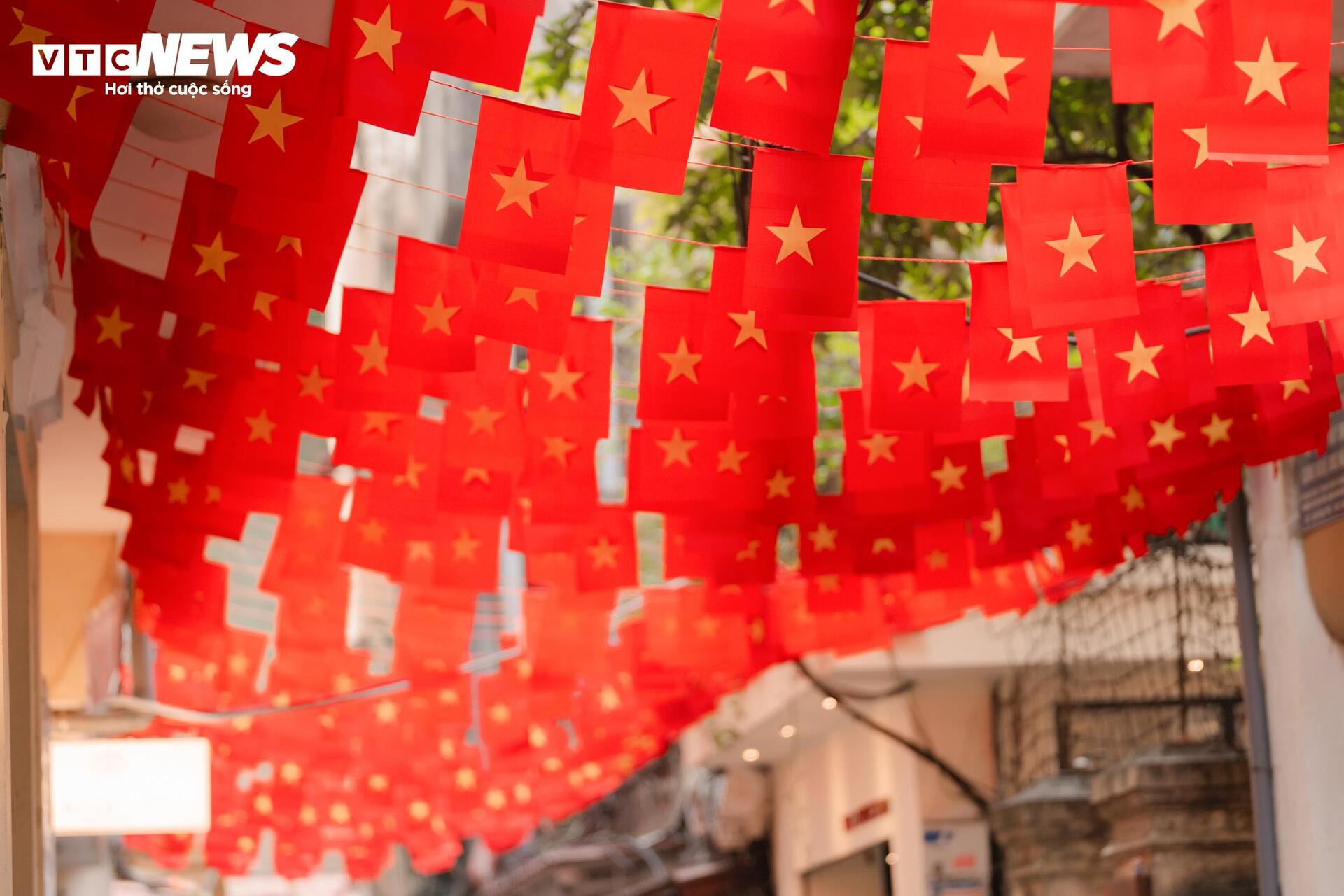 Cờ Tổ quốc nhuộm thắm từng góc phố, toà nhà những ngày tháng Tư lịch sử- Ảnh 10.