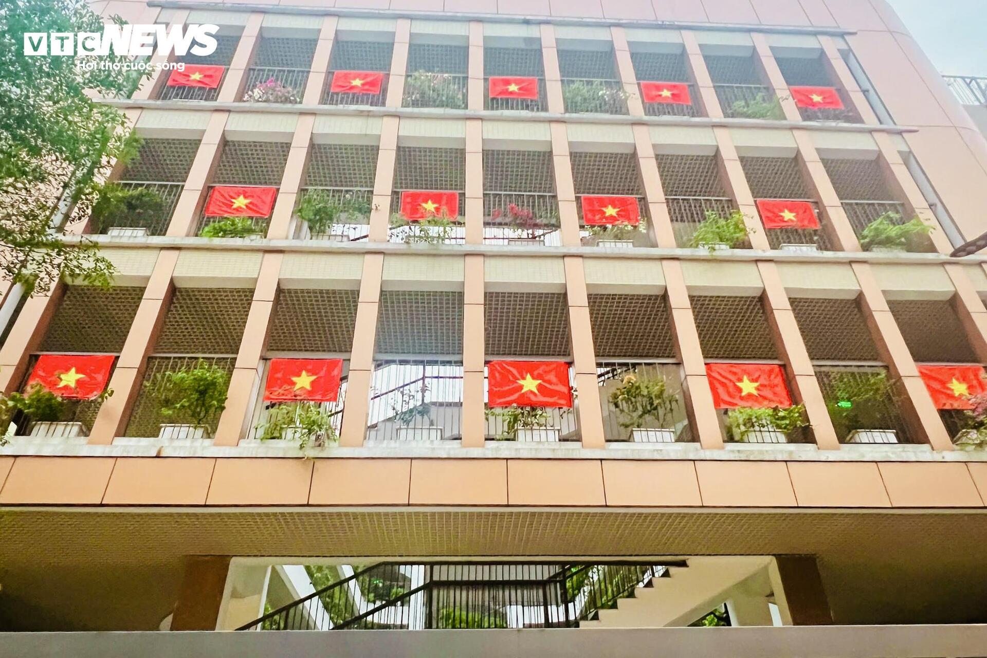 Cờ Tổ quốc nhuộm thắm từng góc phố, toà nhà những ngày tháng Tư lịch sử- Ảnh 6.