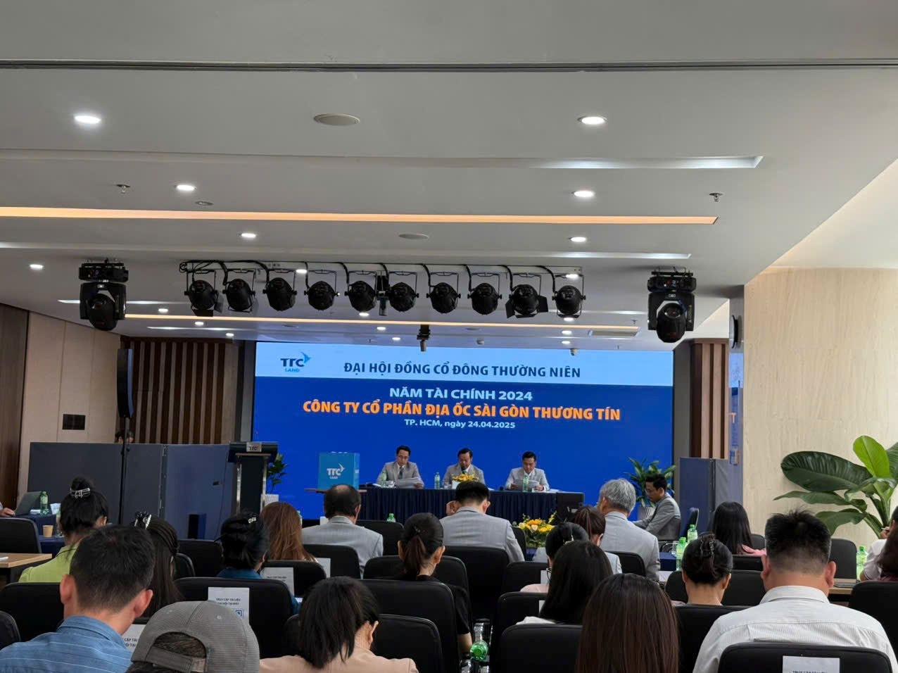 ĐHĐCĐ TTC Land (SCR): Loạt câu hỏi về kế hoạch trả cổ tức, thuyết minh dòng tiền người mua trả tiền trước,… bị “né” trả lời- Ảnh 1.