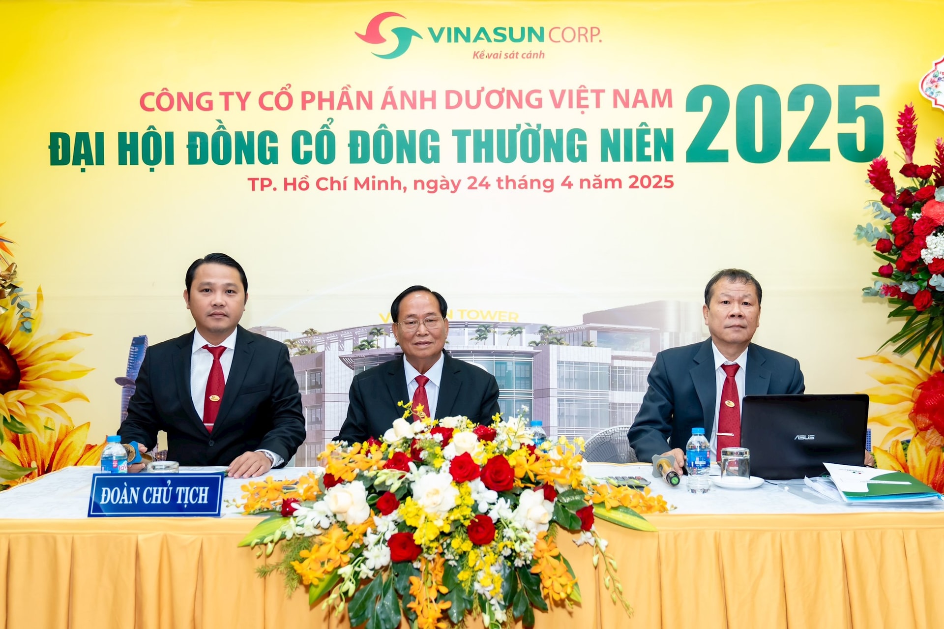 ĐHCĐ Vinasun: Đặt kế hoạch lãi 2025 giảm 36%, lãnh đạo trăn trở về "sức ép" đối thủ Grab huy động 12 tỷ USD, XanhSM nâng vốn lên 18.000 tỷ- Ảnh 1.