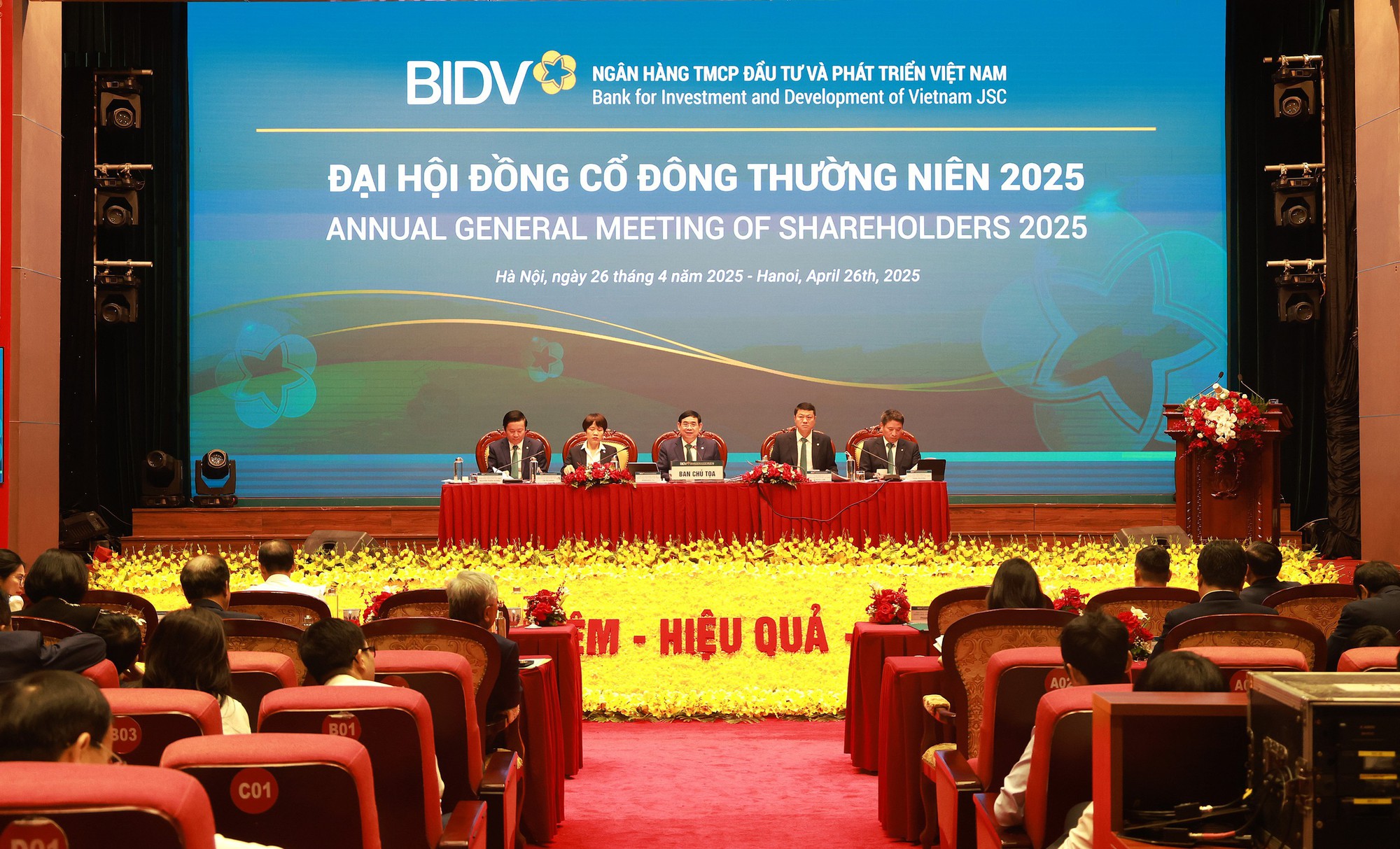 Chủ tịch Phan Đức Tú: Thuế quan của Mỹ ảnh hưởng đến 300.000 tỷ đồng dư nợ tín dụng của BIDV- Ảnh 2. Chủ tịch Phan Đức Tú: Thuế quan của Mỹ ảnh hưởng đến 300.000 tỷ đồng dư nợ tín dụng của BIDV- Ảnh 2.