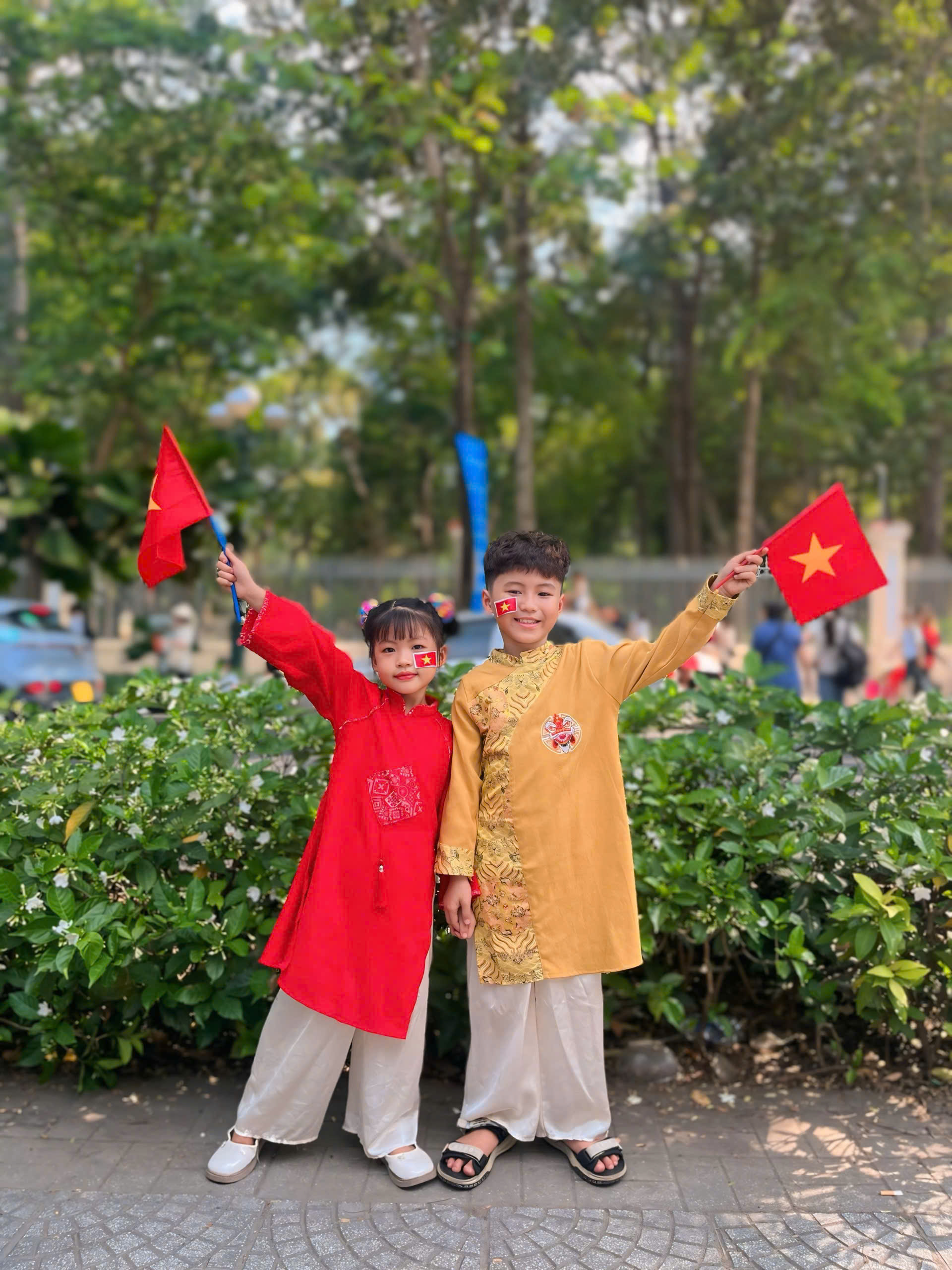 5h sáng háo hức theo bố mẹ vượt đường xa: 5h sáng háo hức theo bố mẹ vượt đường xa: