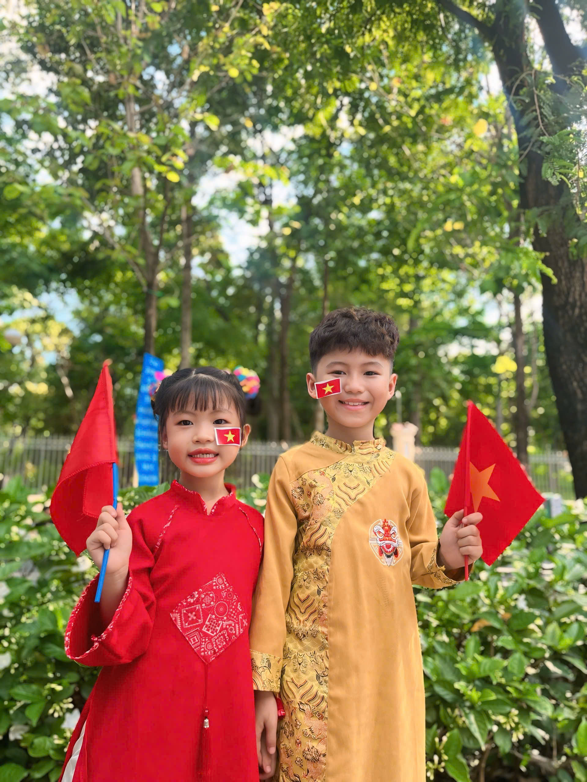 5h sáng háo hức theo bố mẹ vượt đường xa: 5h sáng háo hức theo bố mẹ vượt đường xa: