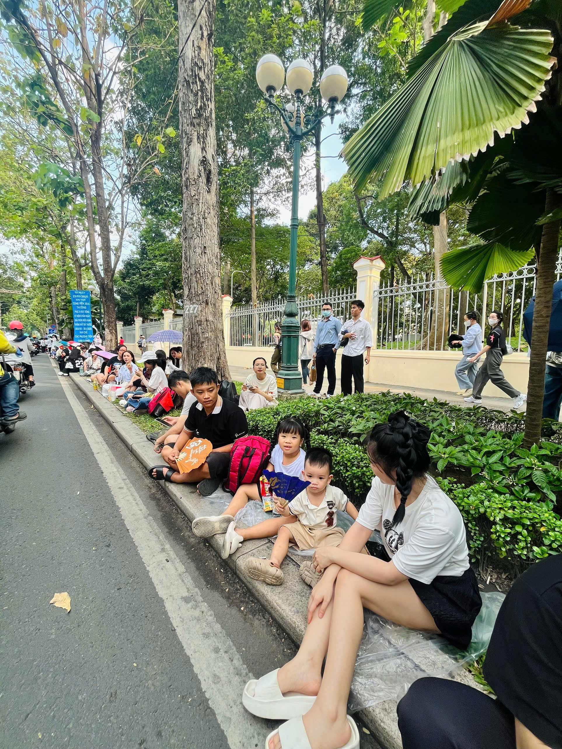 5h sáng háo hức theo bố mẹ vượt đường xa: 5h sáng háo hức theo bố mẹ vượt đường xa: