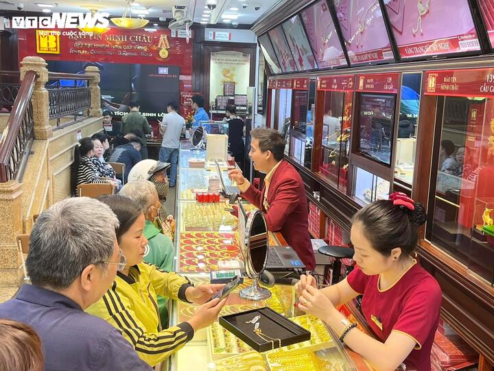 Giá vàng biến động liên tục, nhà đầu tư nên mua hay bán?- Ảnh 2.