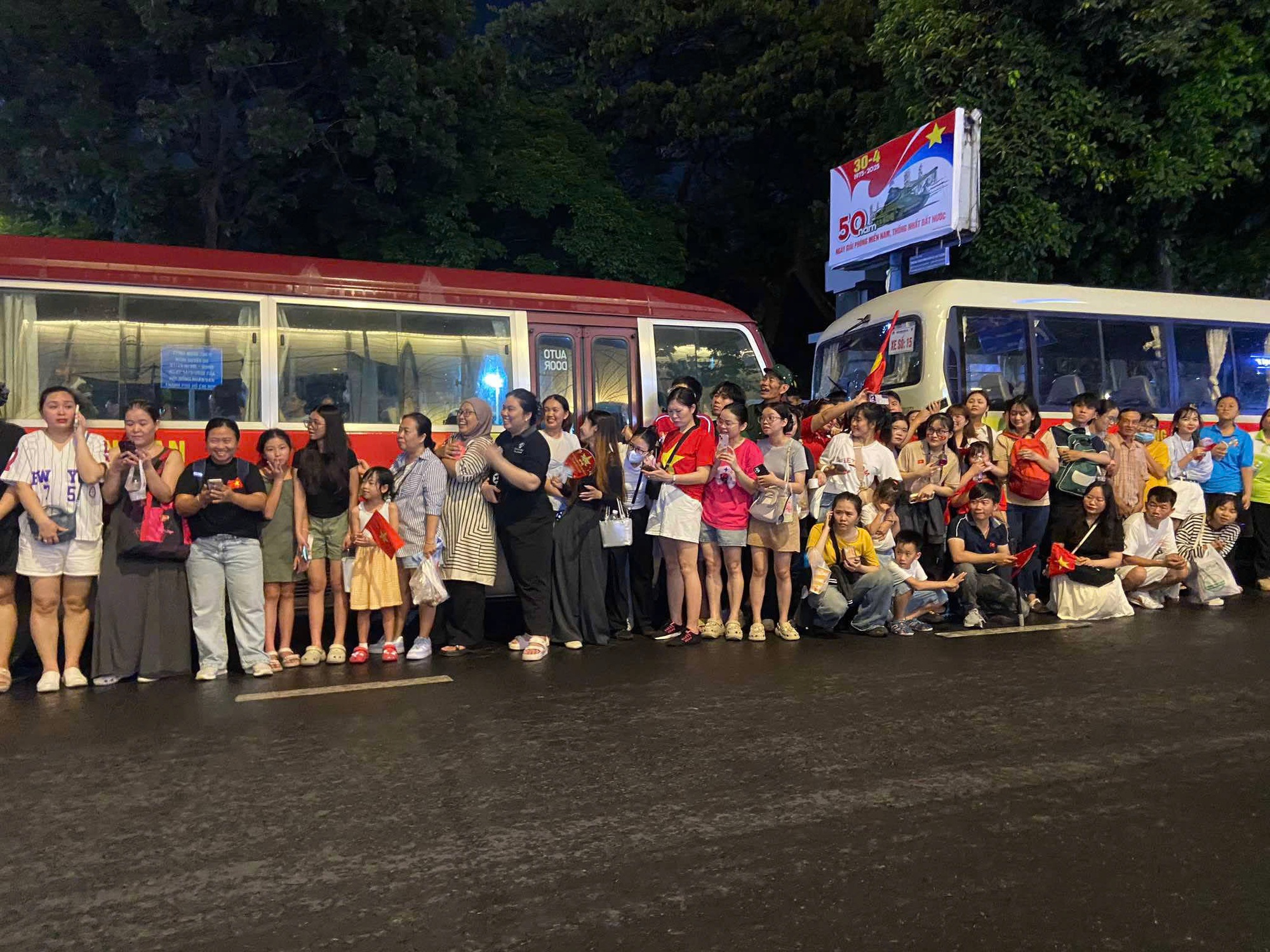 5h sáng háo hức theo bố mẹ vượt đường xa: 5h sáng háo hức theo bố mẹ vượt đường xa: