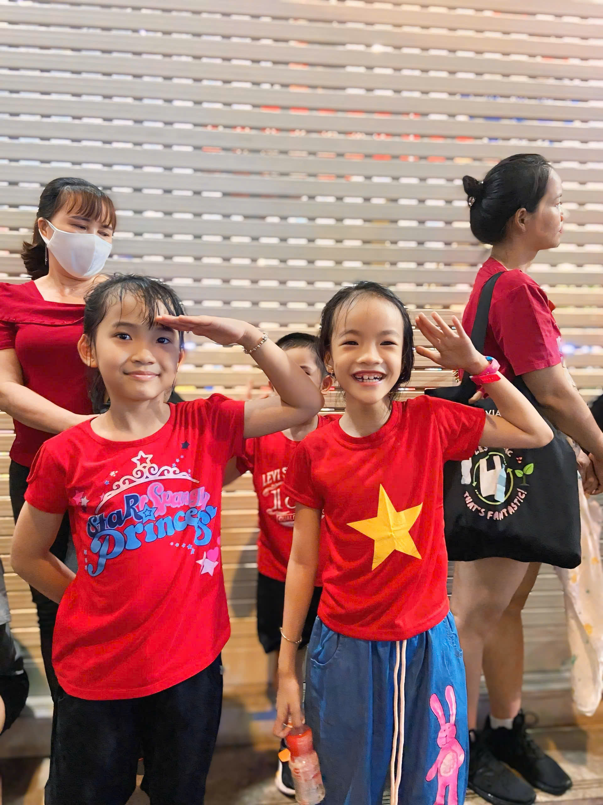 5h sáng háo hức theo bố mẹ vượt đường xa: 5h sáng háo hức theo bố mẹ vượt đường xa: