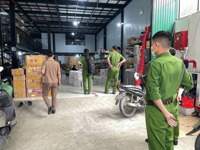 Xôn xao hình ảnh công an xuất hiện ở kho hàng của vợ chồng Tiktoker nổi tiếng, thực hư thế nào?- Ảnh 2.