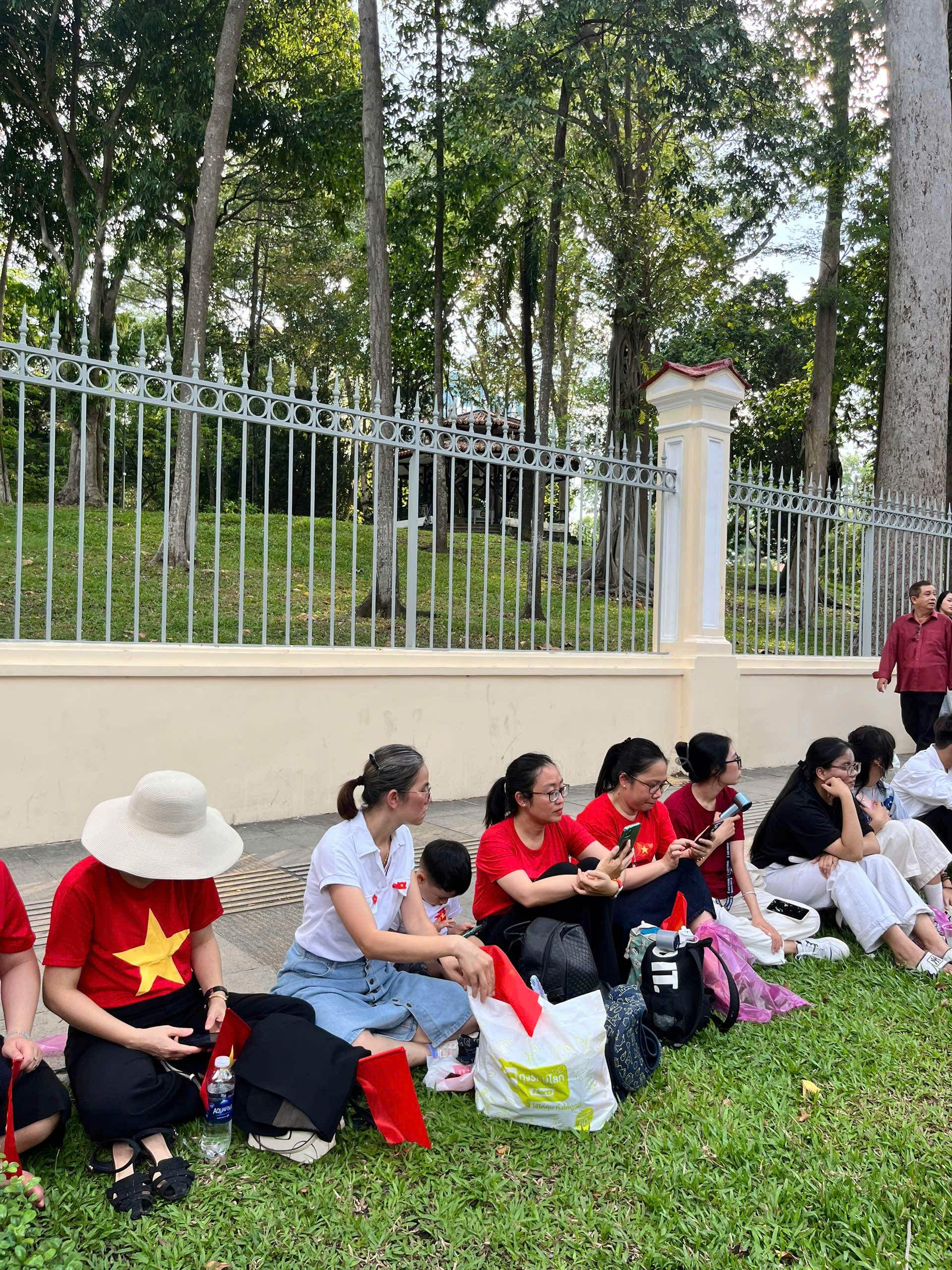 5h sáng háo hức theo bố mẹ vượt đường xa: 5h sáng háo hức theo bố mẹ vượt đường xa: