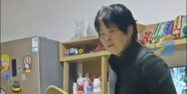 Cô bé nửa đêm nhờ cảnh sát tìm bà ngoại, nghe lý do, nhiều người "nổi da gà": Đồng cảm quá!- Ảnh 1.