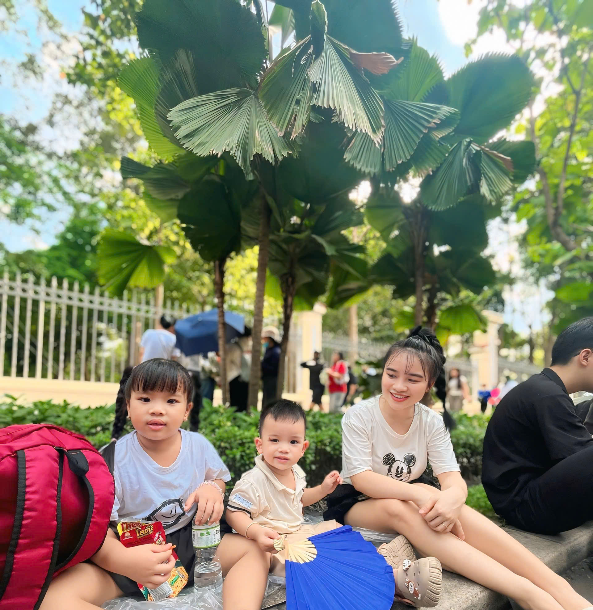 5h sáng háo hức theo bố mẹ vượt đường xa: 5h sáng háo hức theo bố mẹ vượt đường xa: