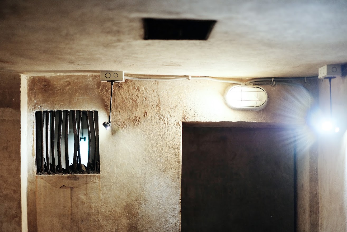 Cận cảnh căn hầm tránh bom bên trong khách sạn Metropole Hà Nội- Ảnh 4.