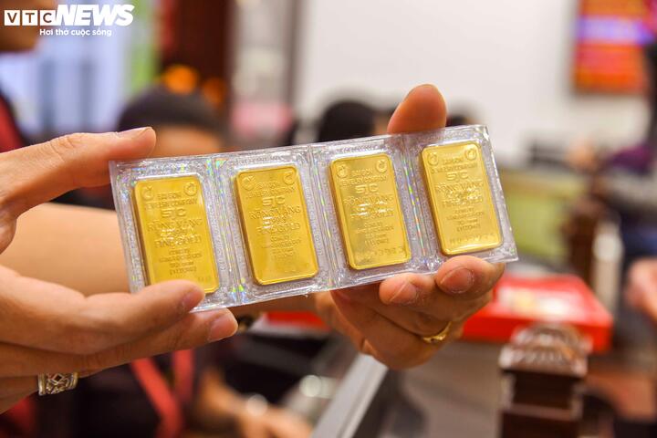 Giá vàng biến động liên tục, nhà đầu tư nên mua hay bán?- Ảnh 1.