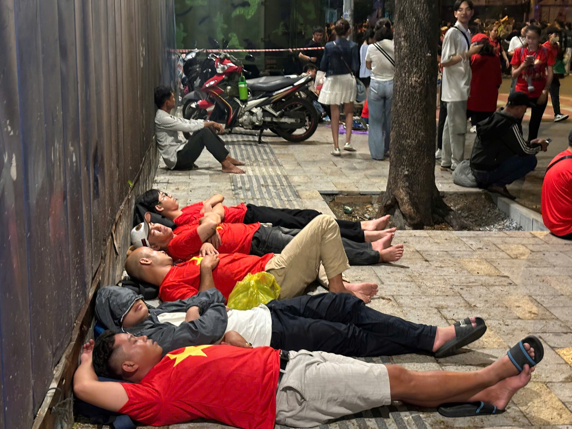 Hình ảnh xúc động của hàng ngàn người chờ xem tổng duyệt Đại lễ 30-4- Ảnh 4.