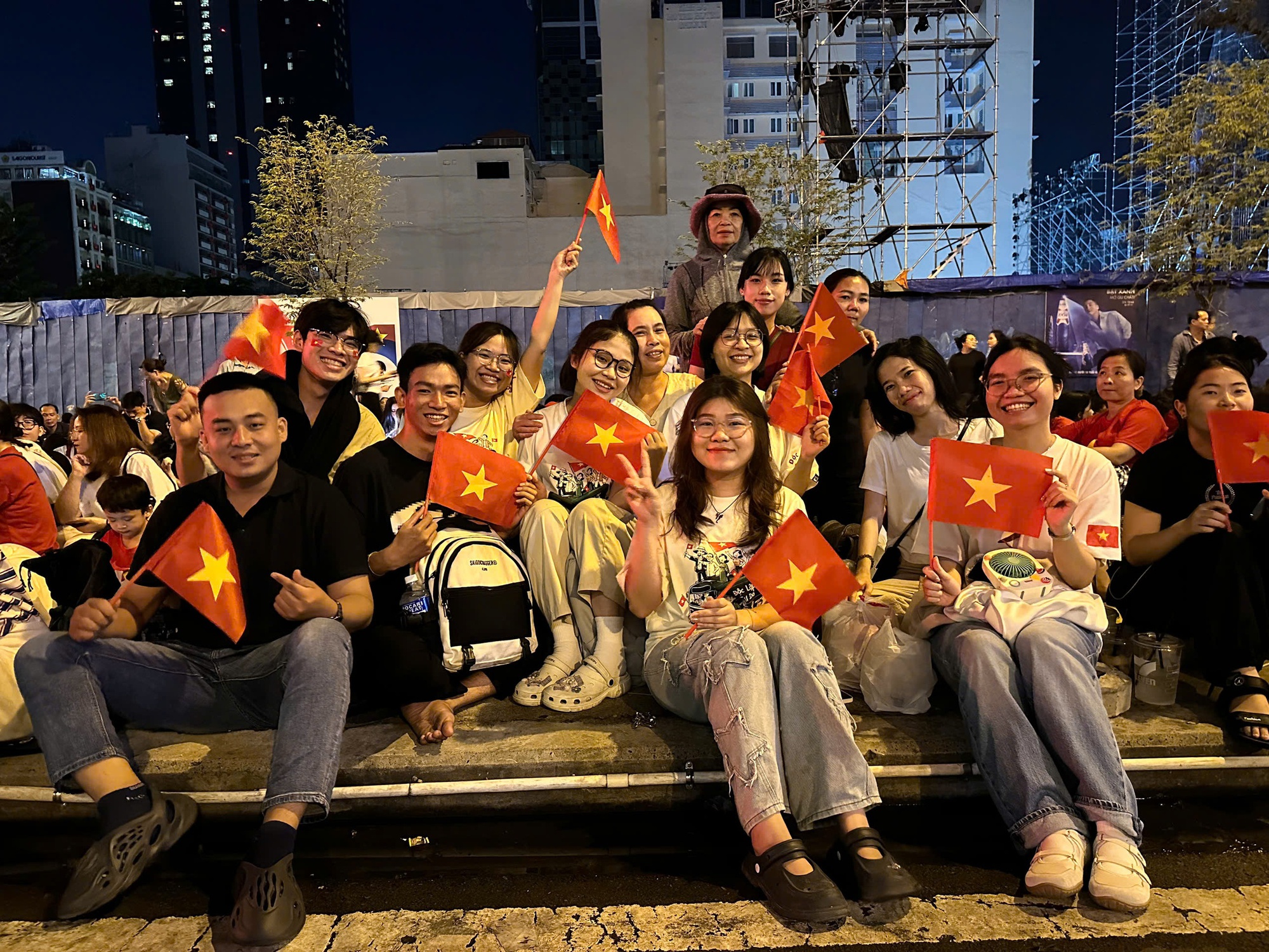 Hình ảnh xúc động của hàng ngàn người chờ xem tổng duyệt Đại lễ 30-4- Ảnh 6.