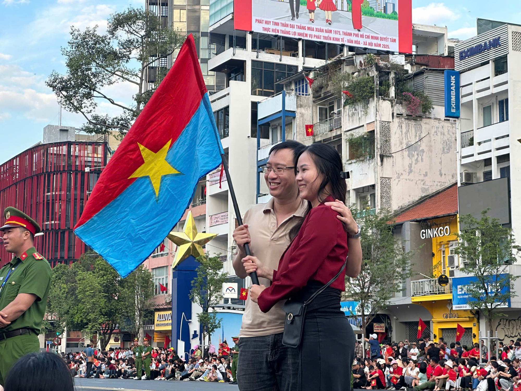 Hình ảnh xúc động của hàng ngàn người chờ xem tổng duyệt Đại lễ 30-4- Ảnh 9.