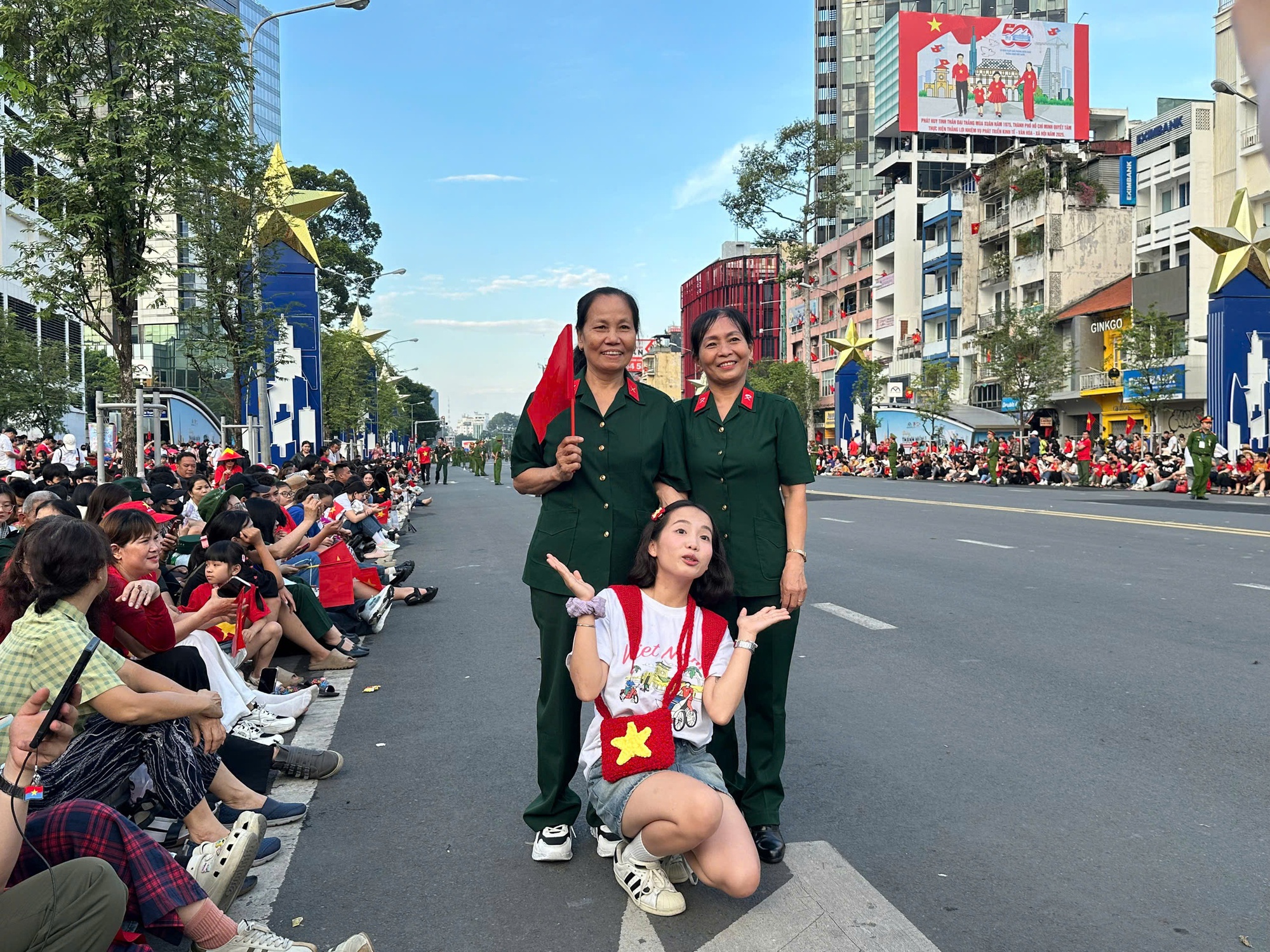 Hình ảnh xúc động của hàng ngàn người chờ xem tổng duyệt Đại lễ 30-4- Ảnh 10.