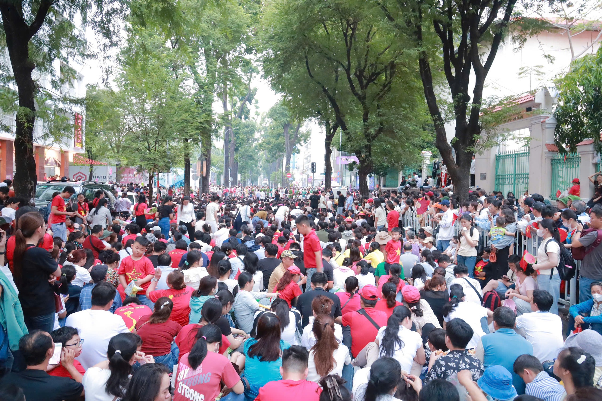 Hình ảnh xúc động của hàng ngàn người chờ xem tổng duyệt Đại lễ 30-4- Ảnh 11.