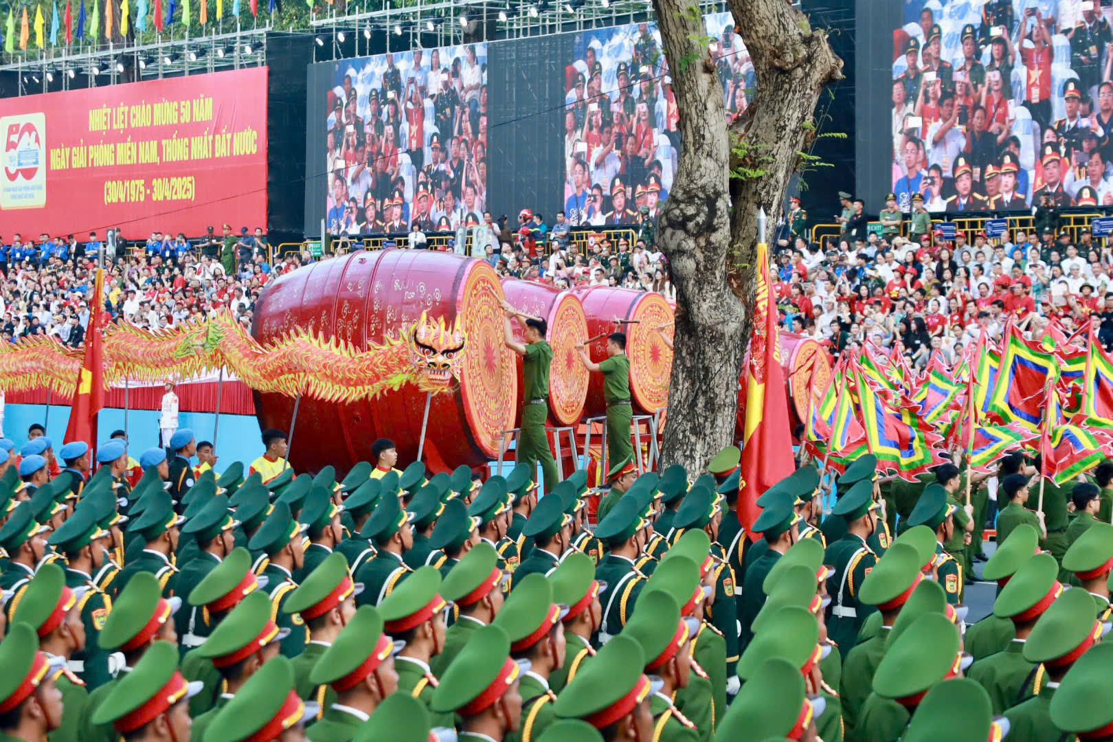 Hình ảnh xúc động của hàng ngàn người chờ xem tổng duyệt Đại lễ 30-4- Ảnh 29.