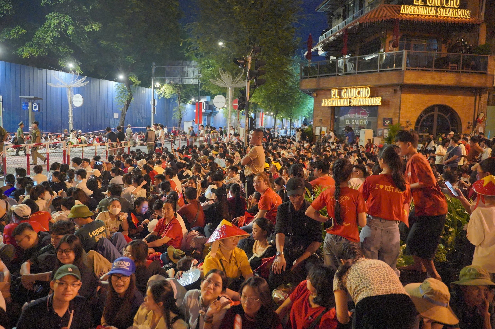 Hình ảnh xúc động của hàng ngàn người chờ xem tổng duyệt Đại lễ 30-4- Ảnh 1.