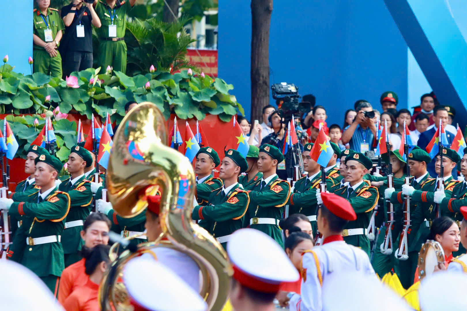 Hình ảnh xúc động của hàng ngàn người chờ xem tổng duyệt Đại lễ 30-4- Ảnh 31.