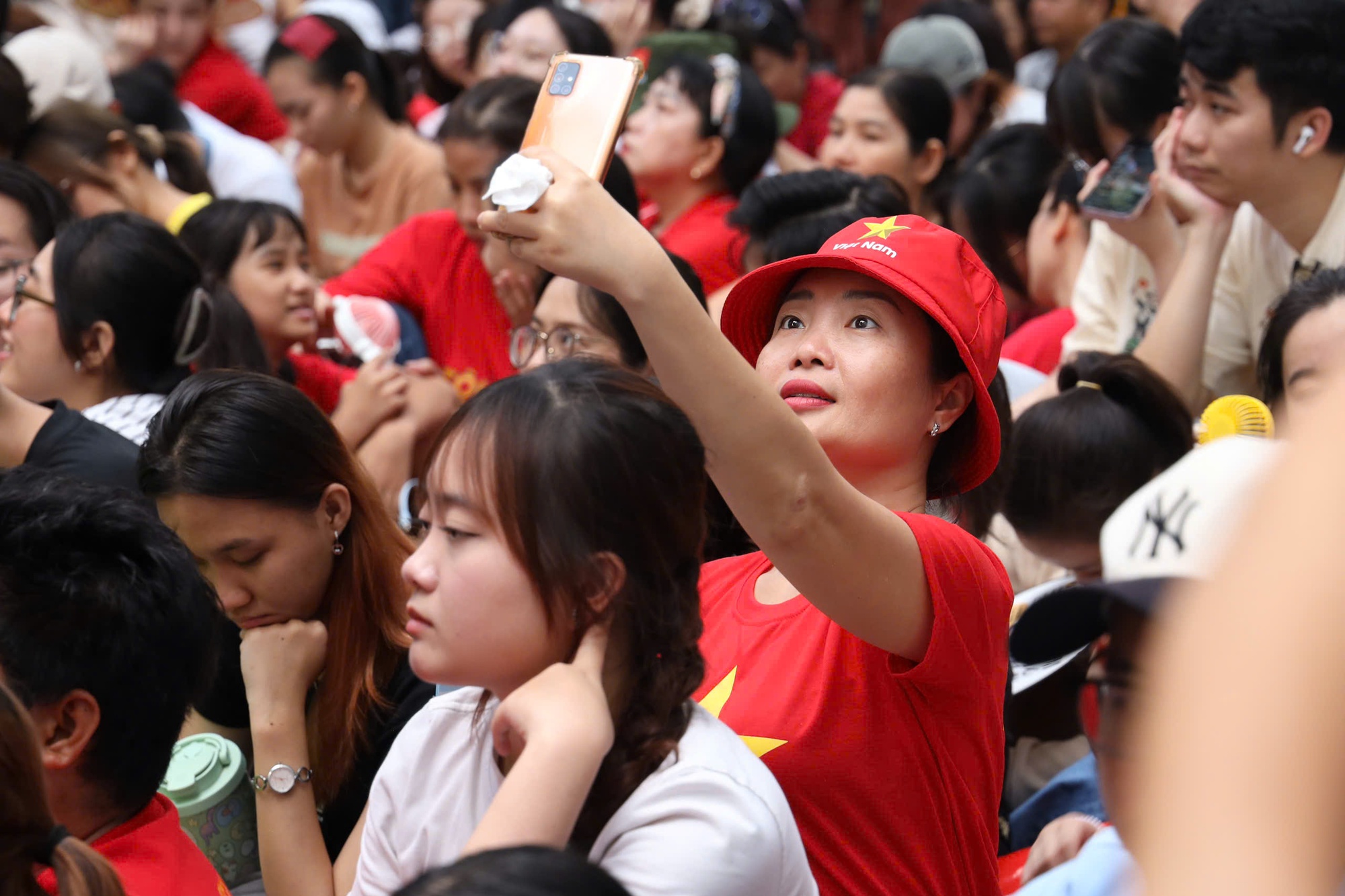 Hình ảnh xúc động của hàng ngàn người chờ xem tổng duyệt Đại lễ 30-4- Ảnh 12.