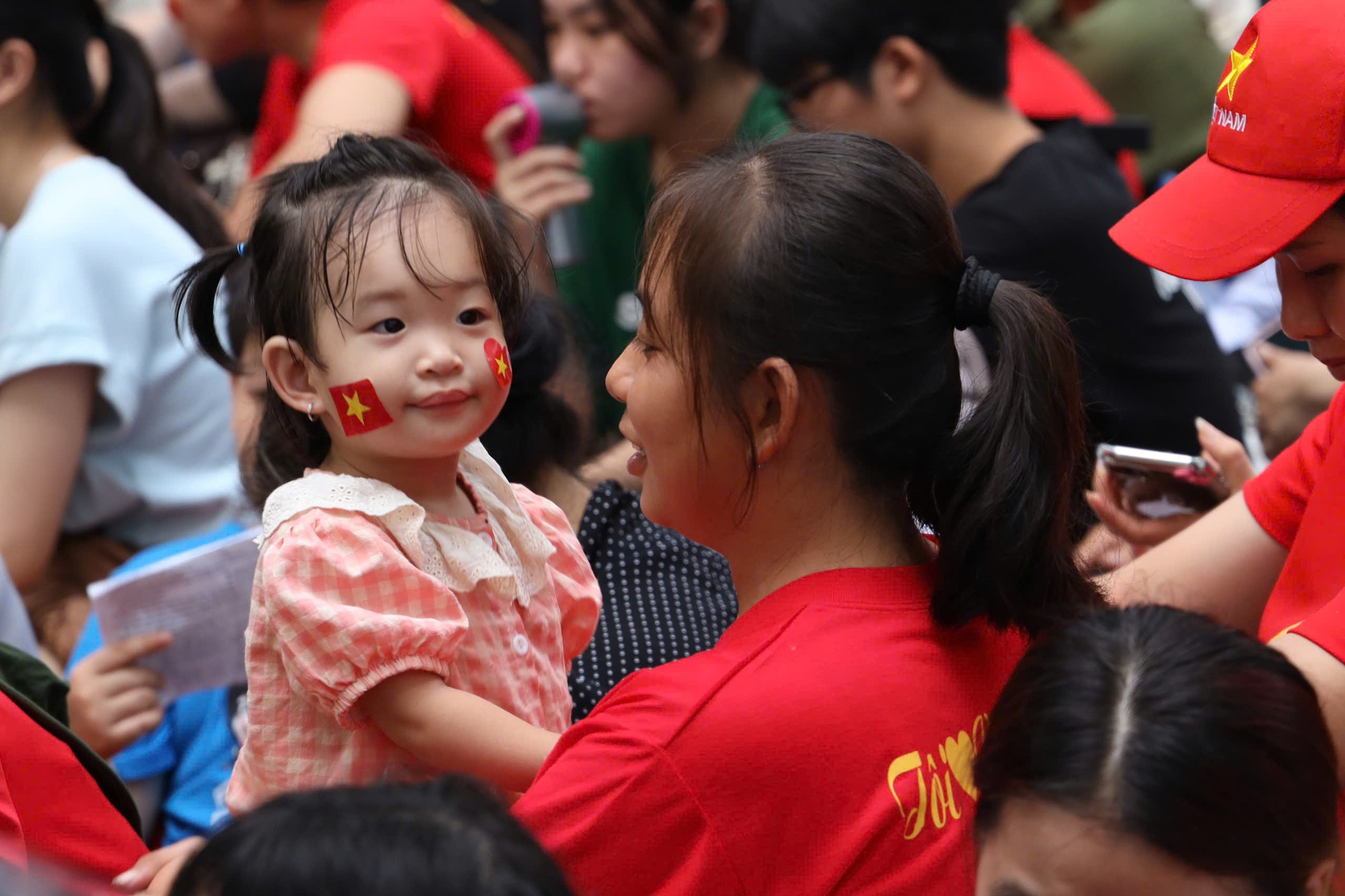 Hình ảnh xúc động của hàng ngàn người chờ xem tổng duyệt Đại lễ 30-4- Ảnh 13.