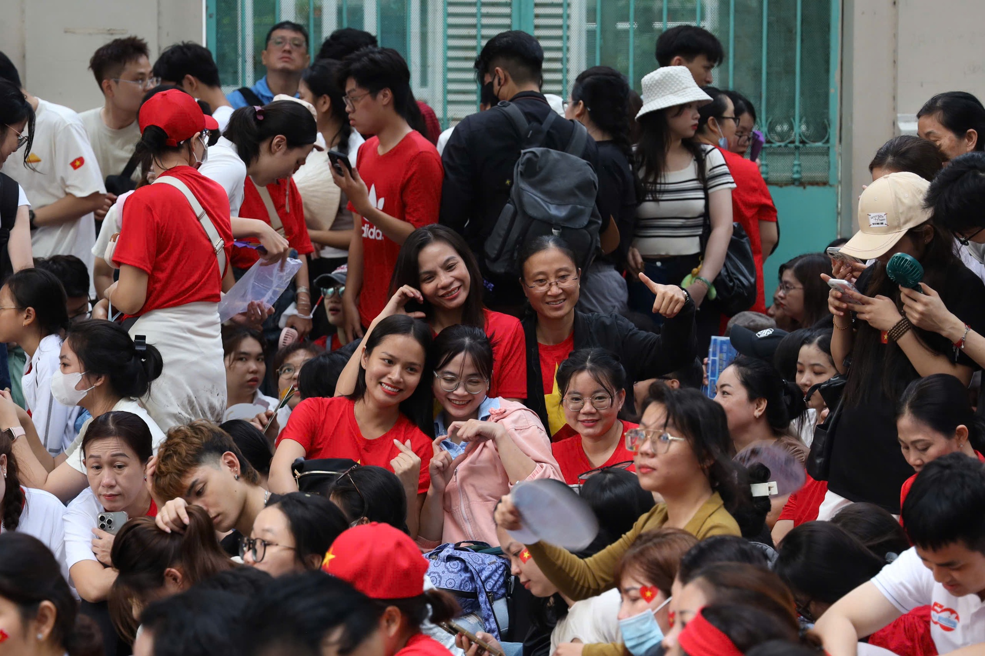 Hình ảnh xúc động của hàng ngàn người chờ xem tổng duyệt Đại lễ 30-4- Ảnh 16.