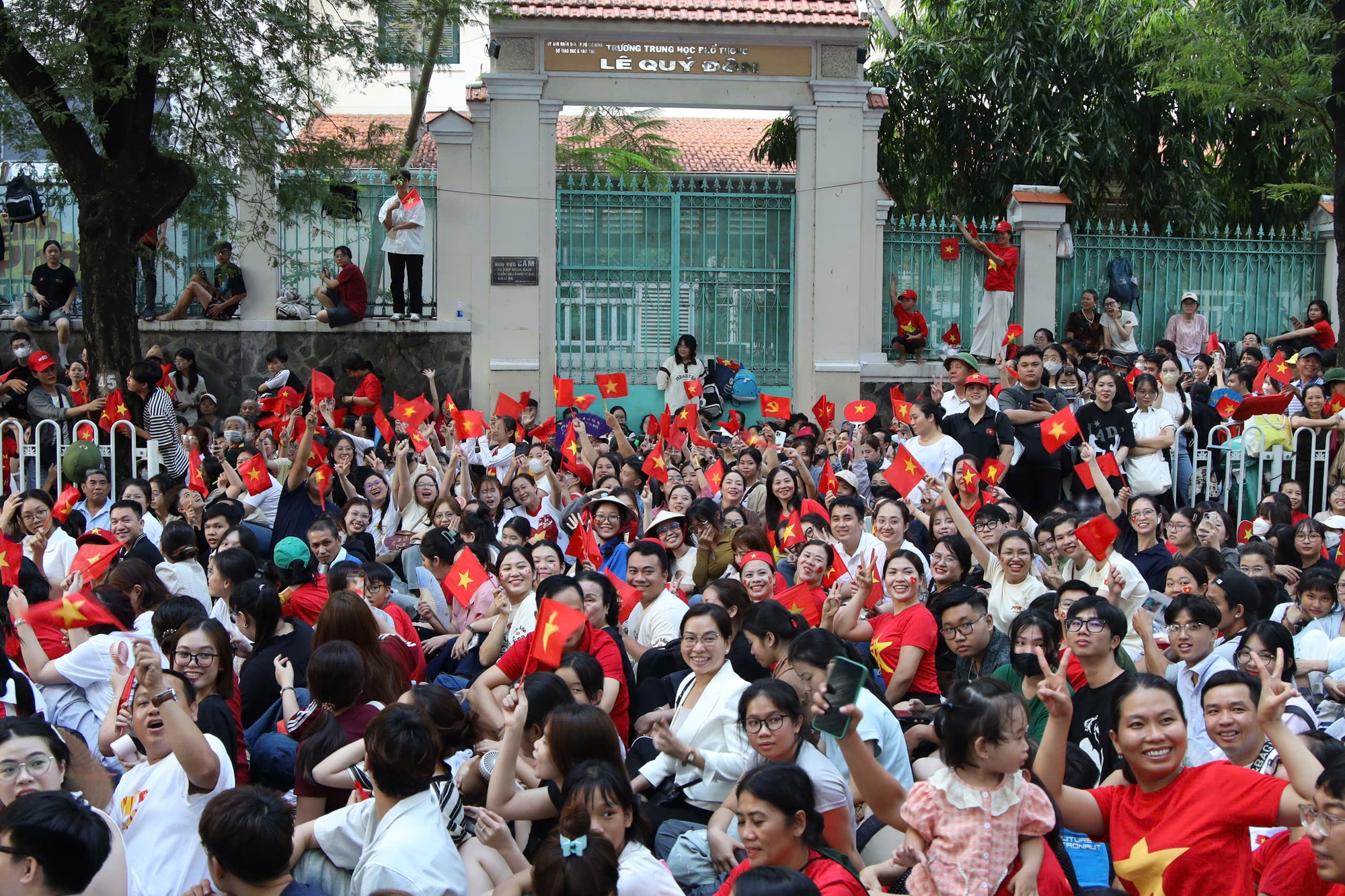 Hình ảnh xúc động của hàng ngàn người chờ xem tổng duyệt Đại lễ 30-4- Ảnh 17.