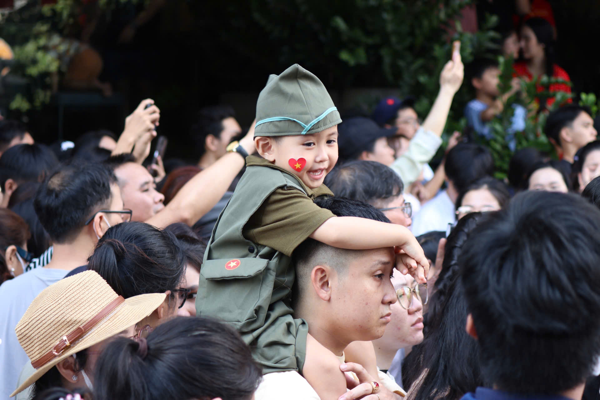 Hình ảnh xúc động của hàng ngàn người chờ xem tổng duyệt Đại lễ 30-4- Ảnh 15.