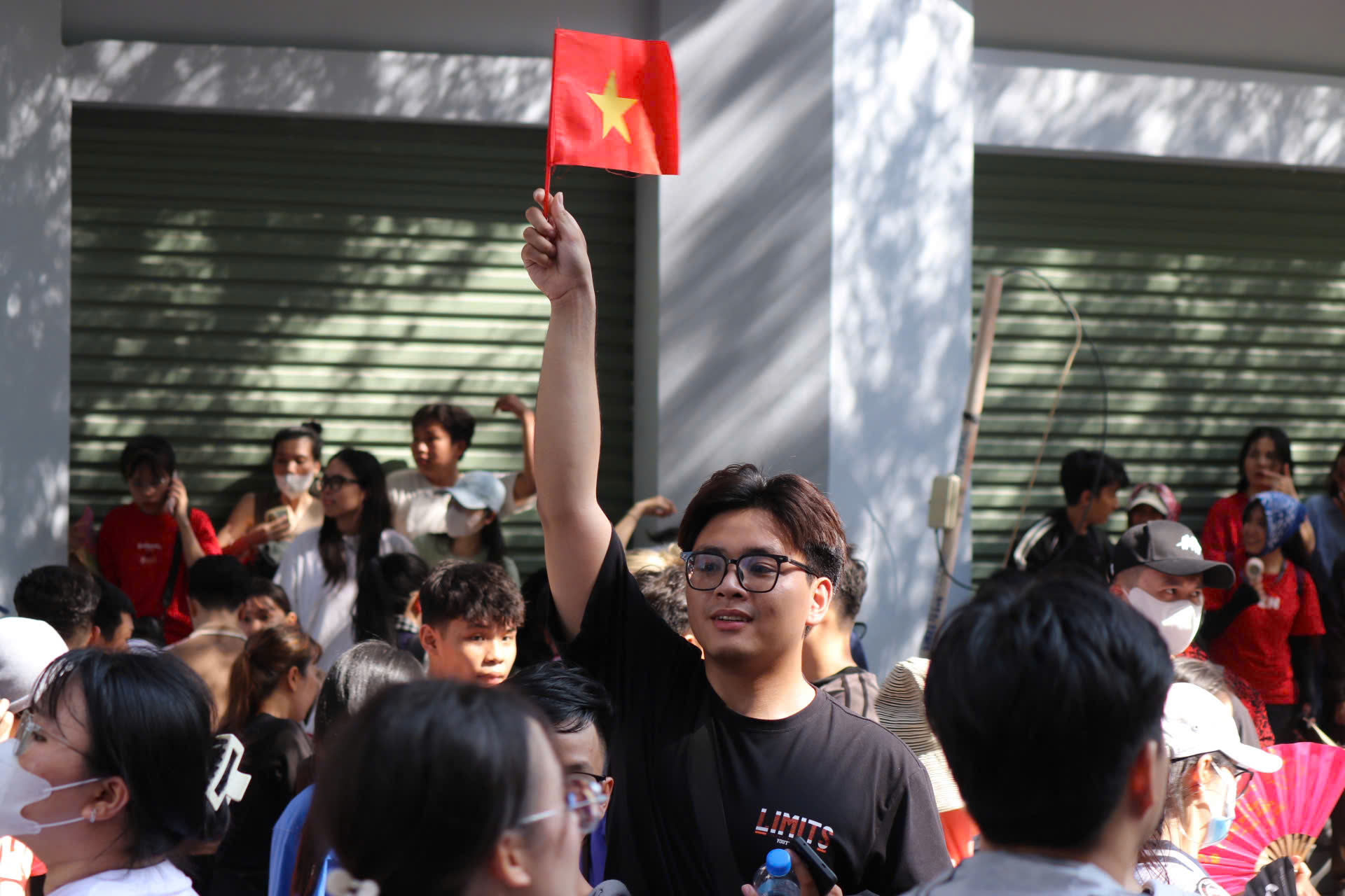 Hình ảnh xúc động của hàng ngàn người chờ xem tổng duyệt Đại lễ 30-4- Ảnh 18.