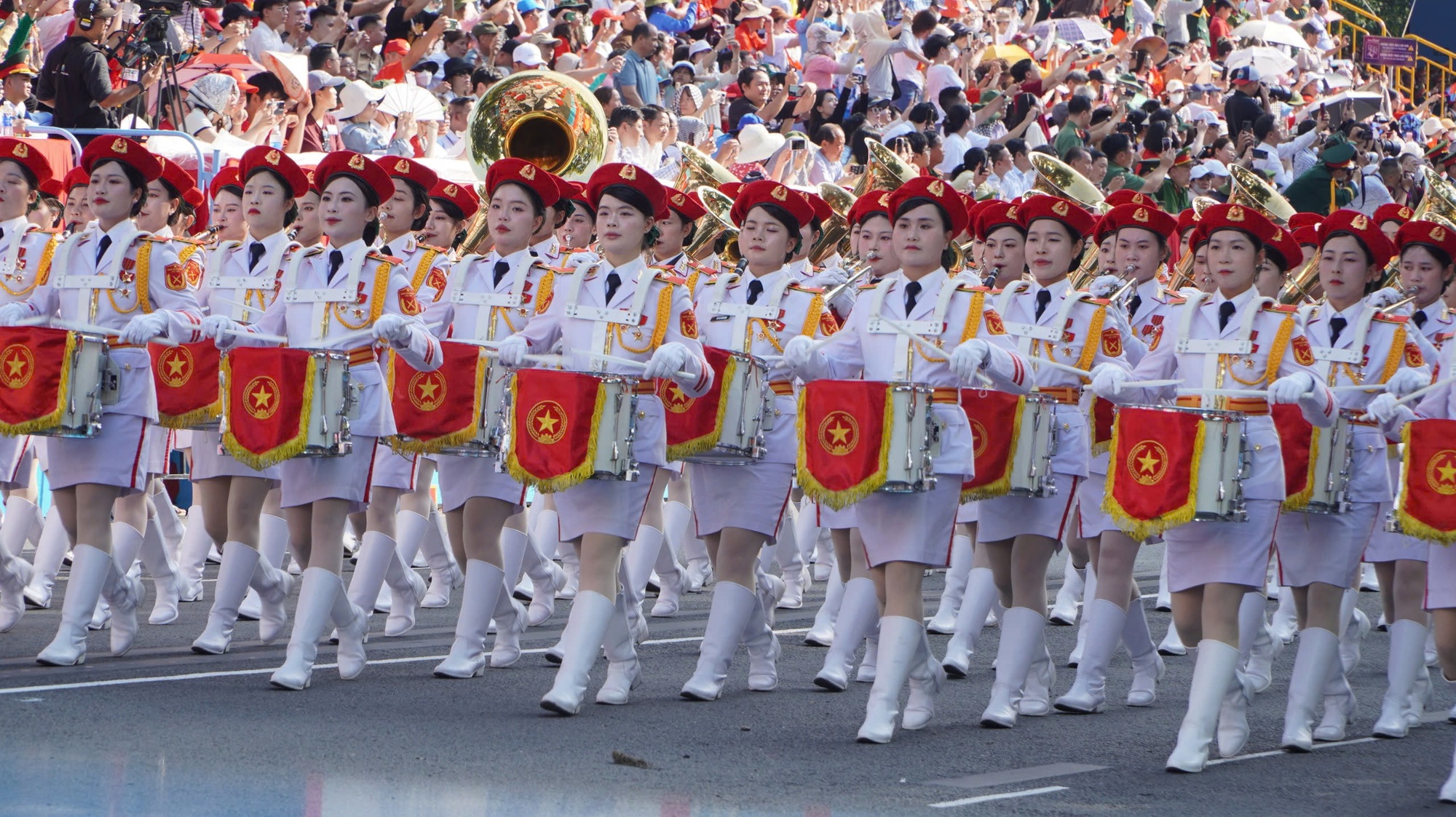 Hình ảnh xúc động của hàng ngàn người chờ xem tổng duyệt Đại lễ 30-4- Ảnh 32.