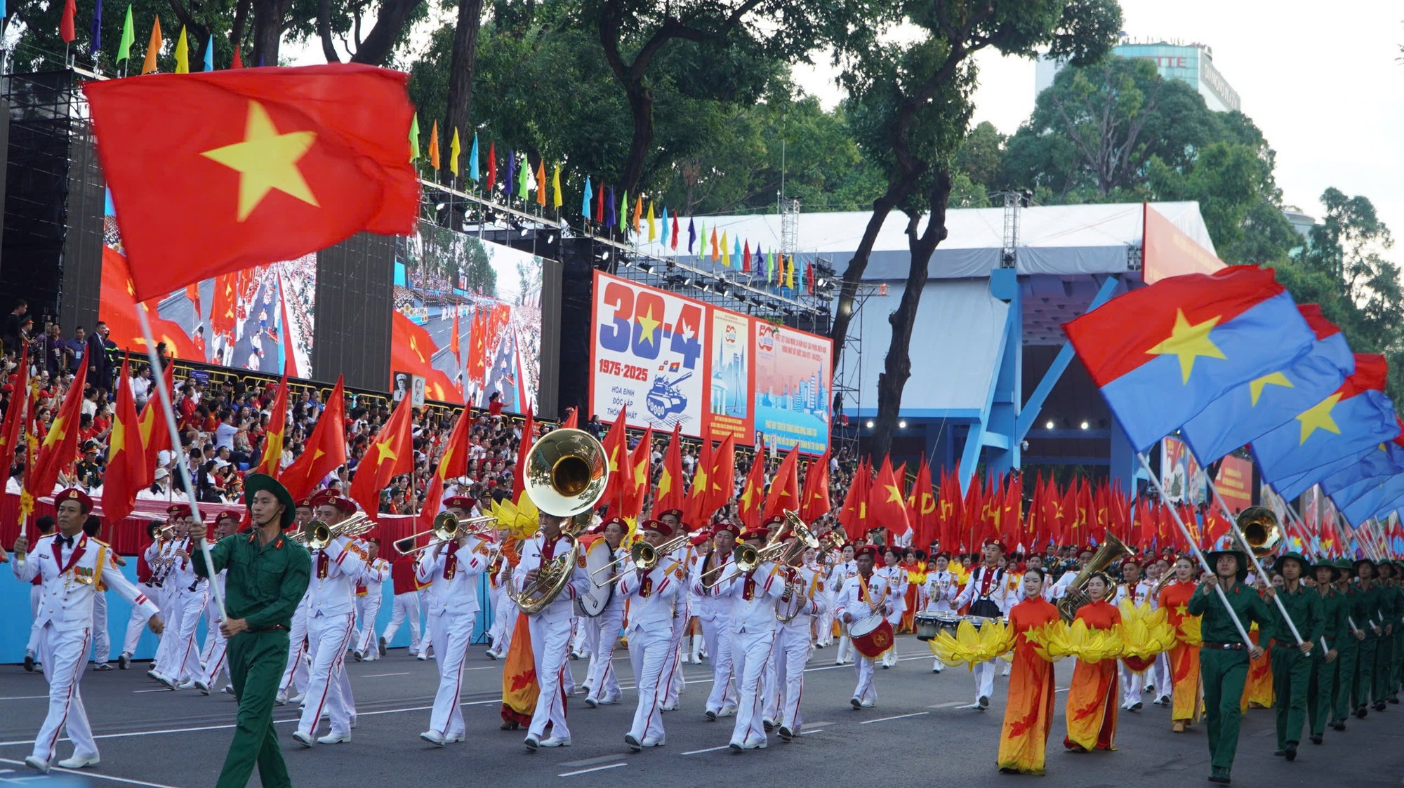 Hình ảnh xúc động của hàng ngàn người chờ xem tổng duyệt Đại lễ 30-4- Ảnh 33.