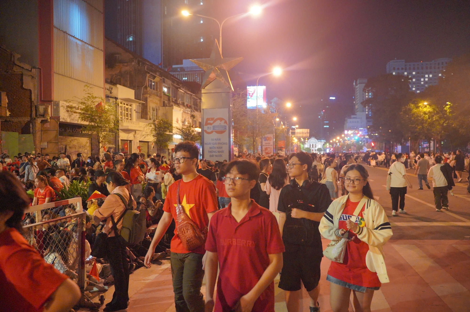 Hình ảnh xúc động của hàng ngàn người chờ xem tổng duyệt Đại lễ 30-4- Ảnh 2.