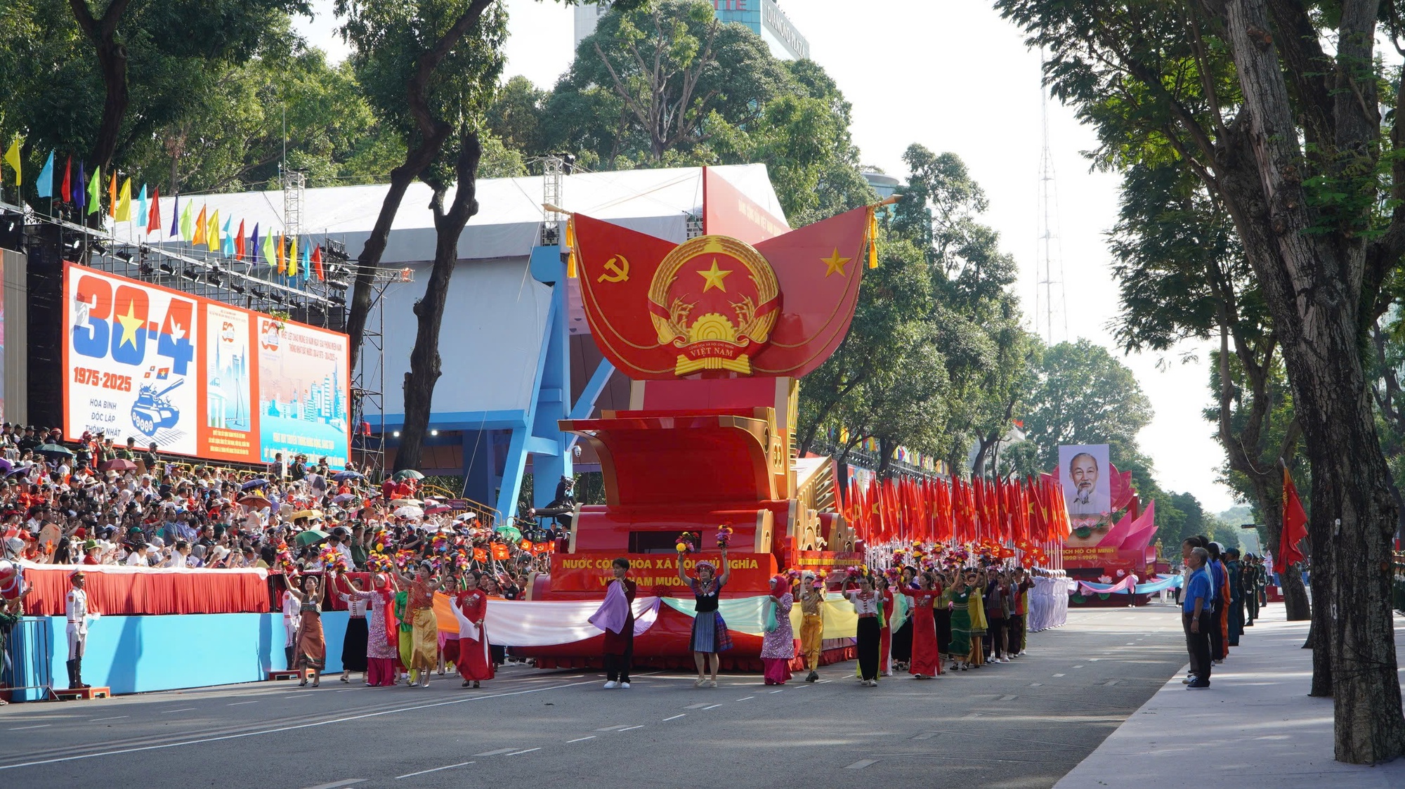 Hình ảnh xúc động của hàng ngàn người chờ xem tổng duyệt Đại lễ 30-4- Ảnh 34.