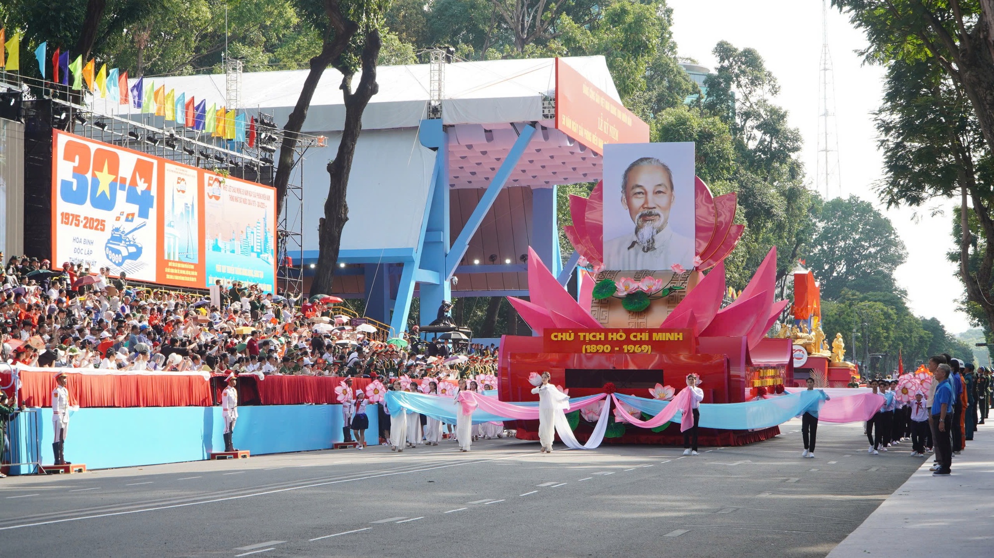 Hình ảnh xúc động của hàng ngàn người chờ xem tổng duyệt Đại lễ 30-4- Ảnh 35.