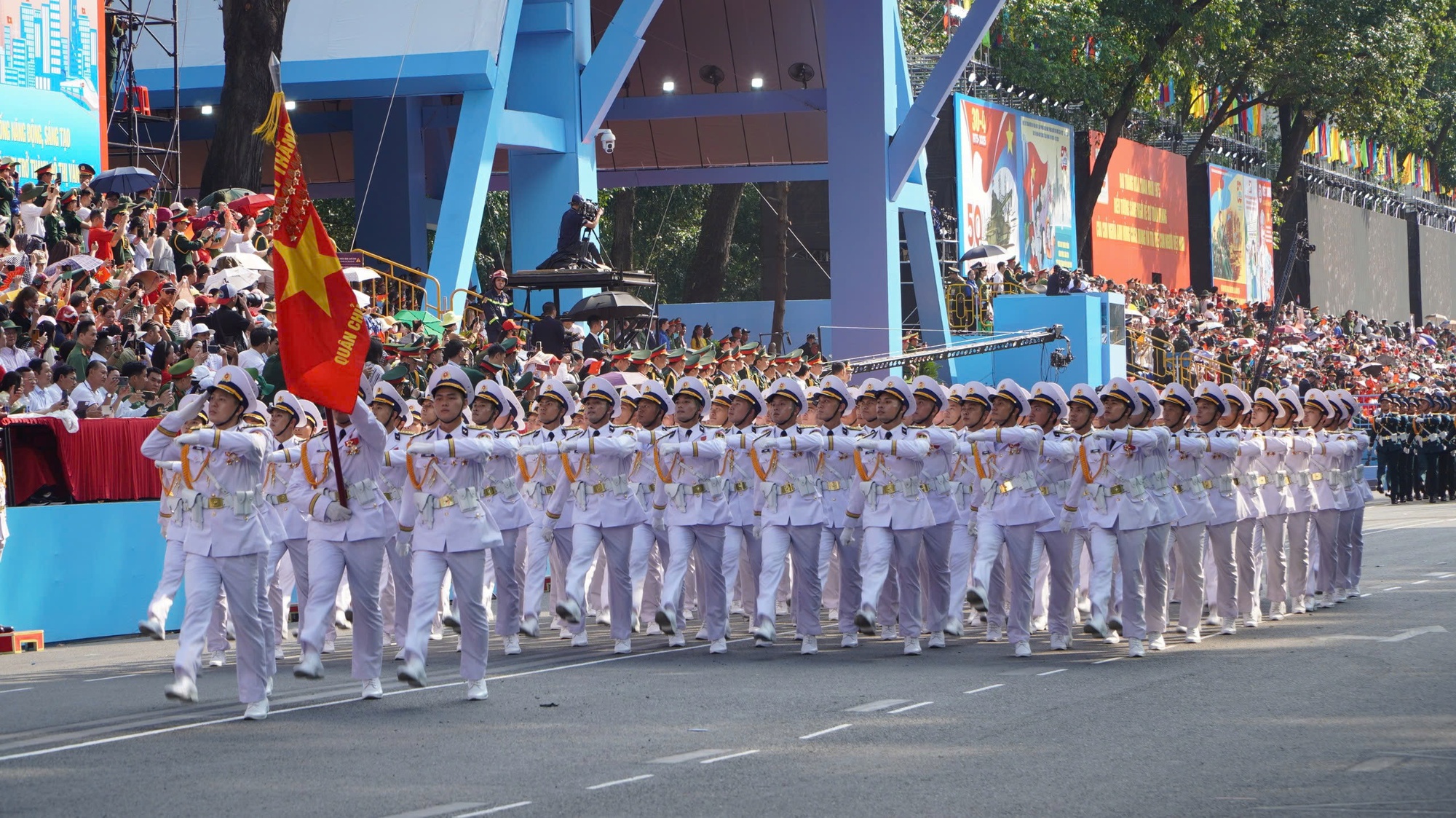 Hình ảnh xúc động của hàng ngàn người chờ xem tổng duyệt Đại lễ 30-4- Ảnh 37.