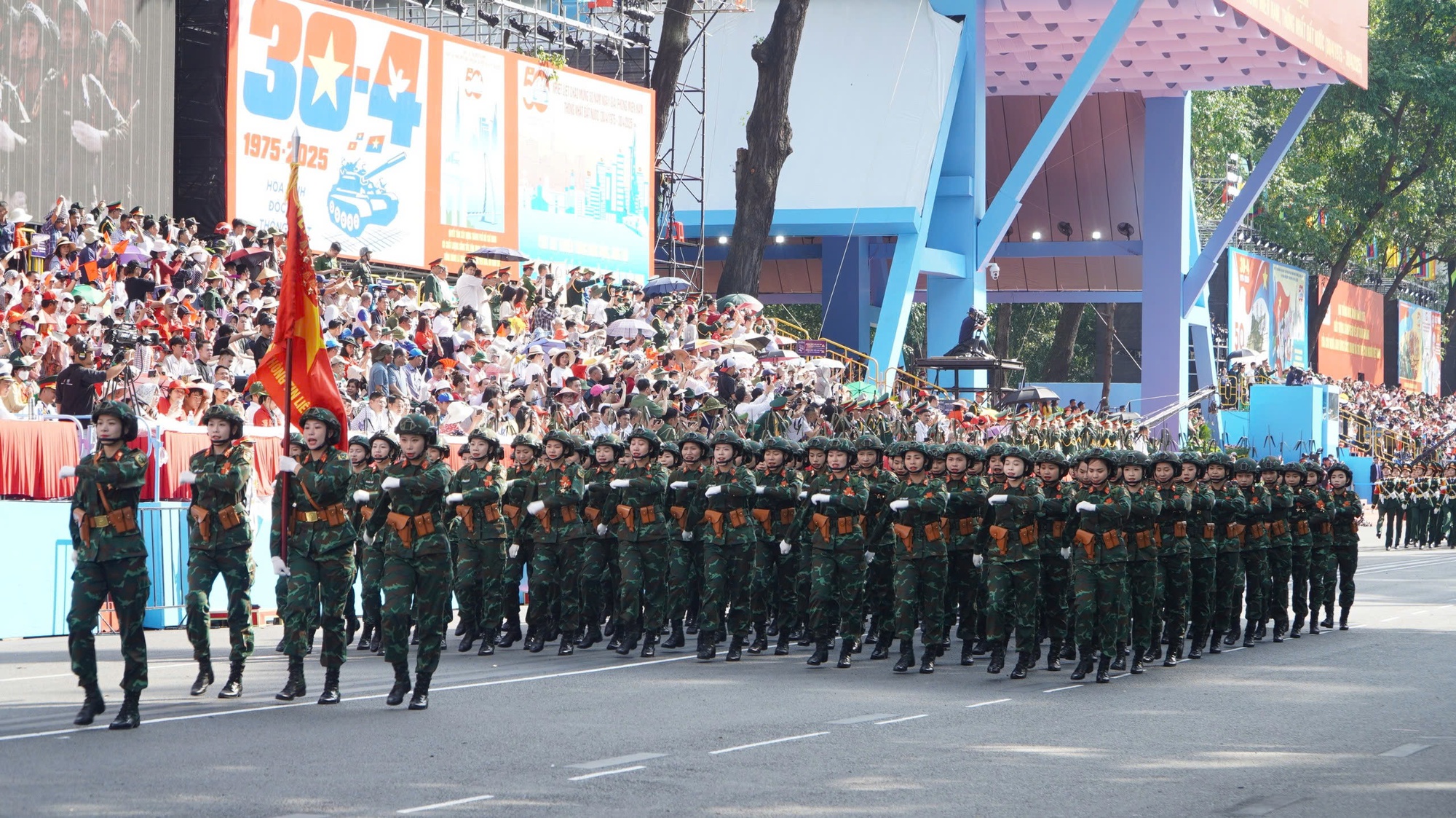 Hình ảnh xúc động của hàng ngàn người chờ xem tổng duyệt Đại lễ 30-4- Ảnh 38.
