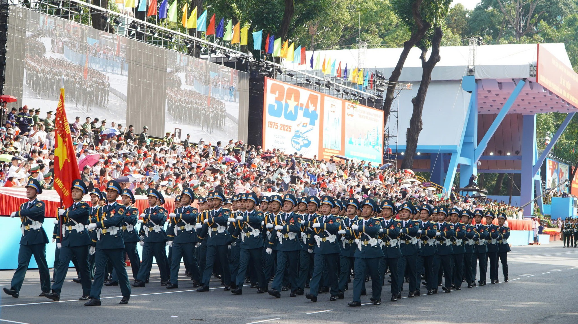 Hình ảnh xúc động của hàng ngàn người chờ xem tổng duyệt Đại lễ 30-4- Ảnh 39.